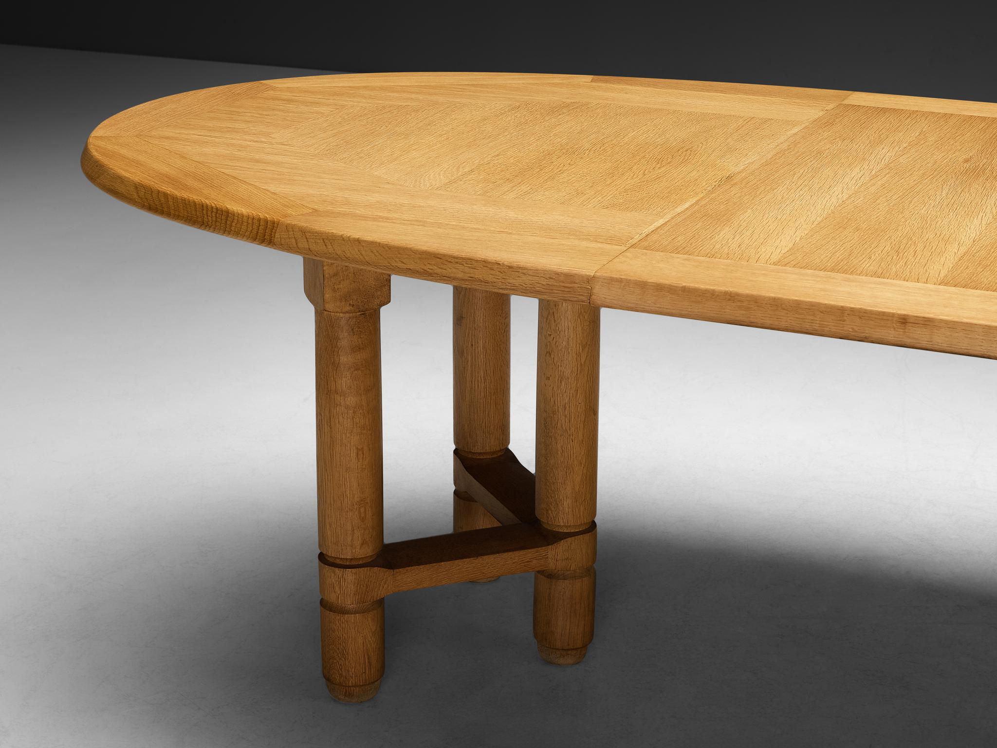 Guillerme & Chambron Table de salle à manger ovale à rallonge 'Elmyre' en Oak en vente 1