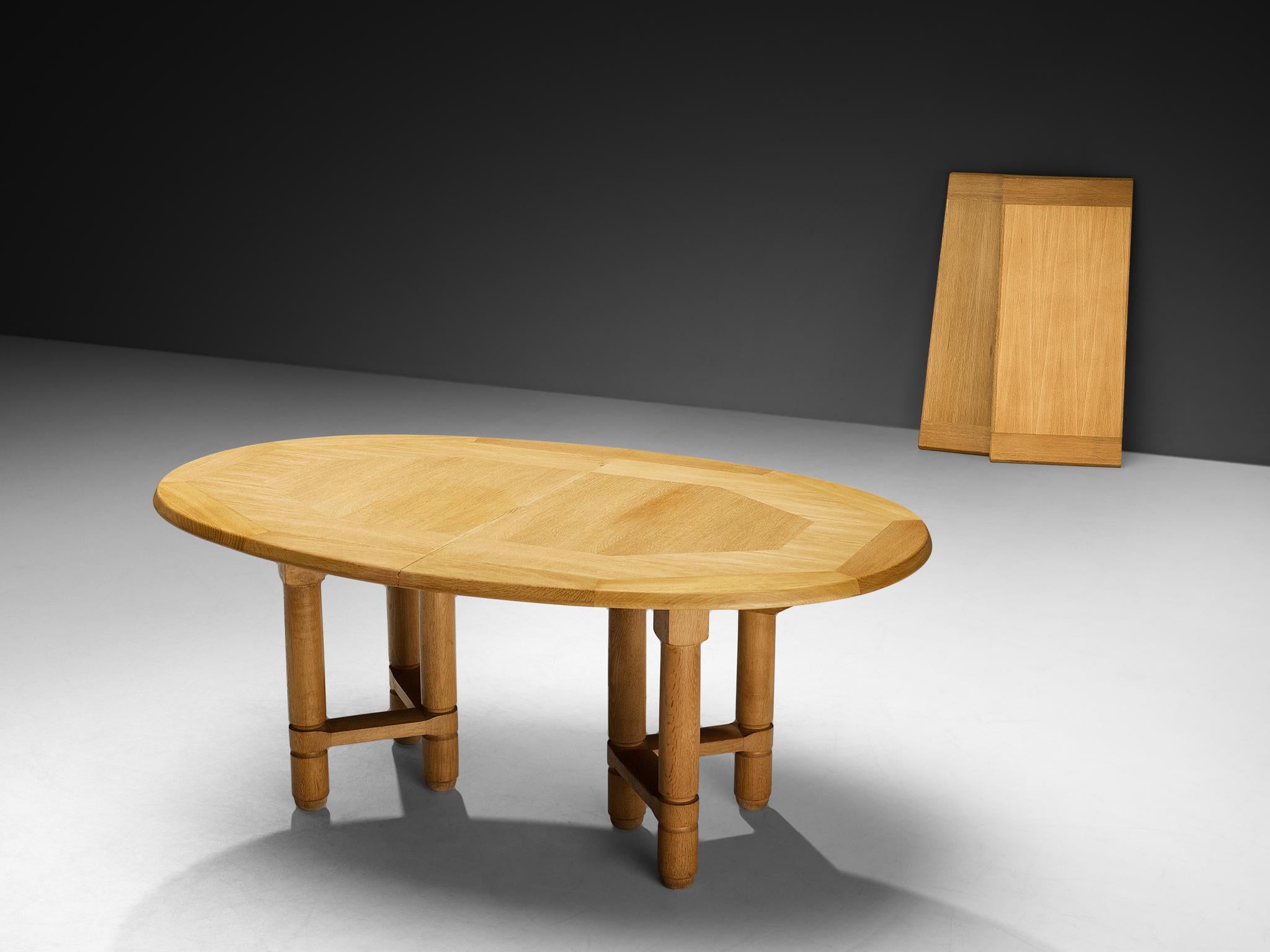 Guillerme & Chambron Table de salle à manger ovale à rallonge 'Elmyre' en Oak en vente 2