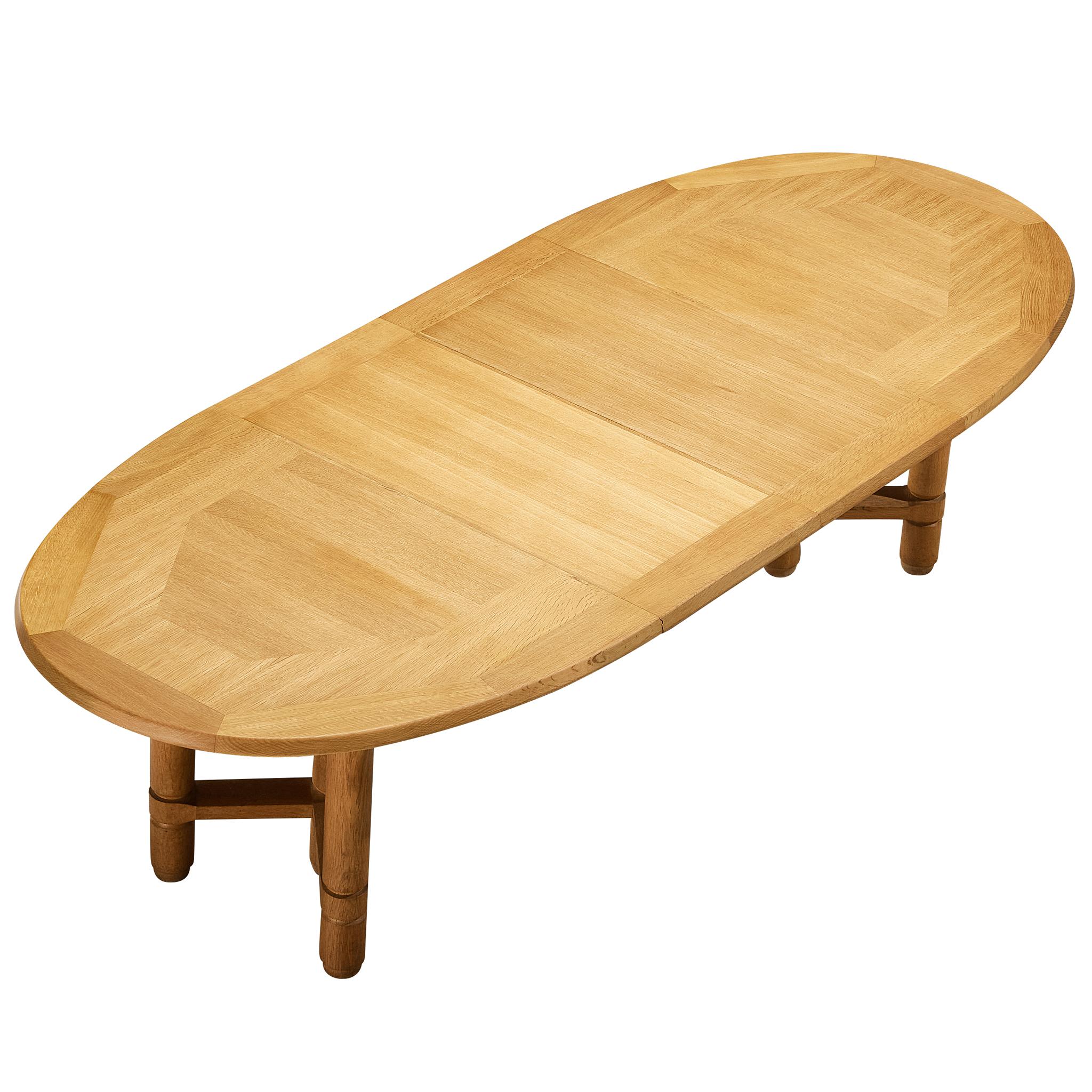 Guillerme & Chambron Table de salle à manger ovale à rallonge 'Elmyre' en Oak en vente