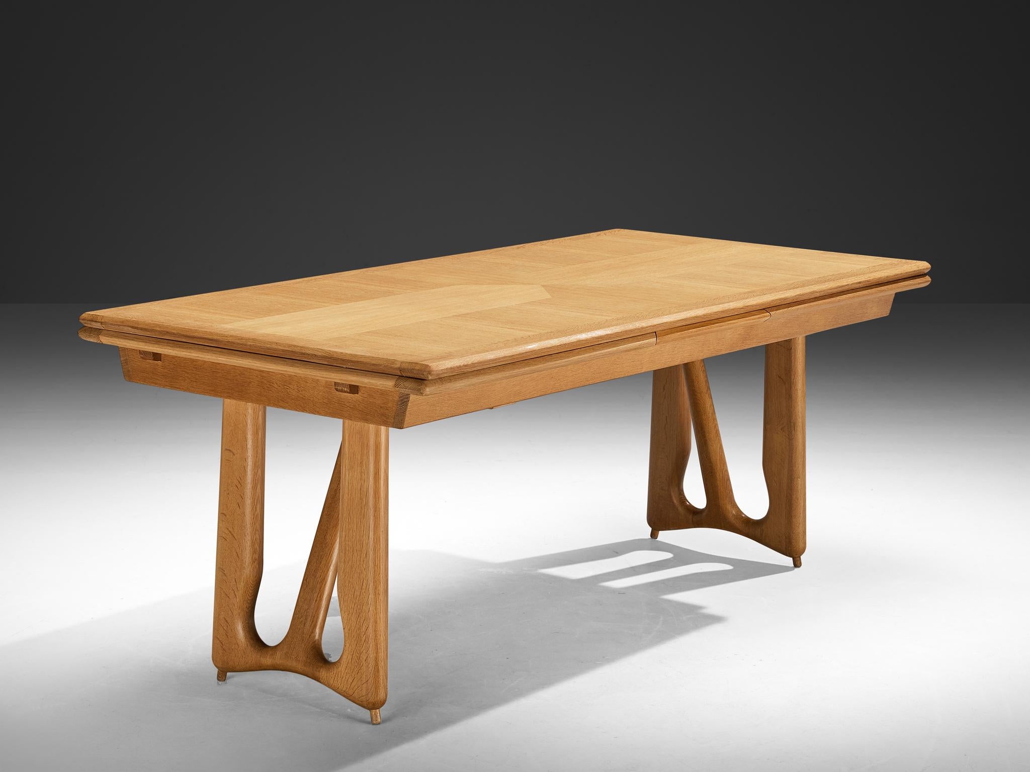 Guillerme and Chambron Table de salle à manger à rallonge 'L'Italienne' en Oak massif en vente 3
