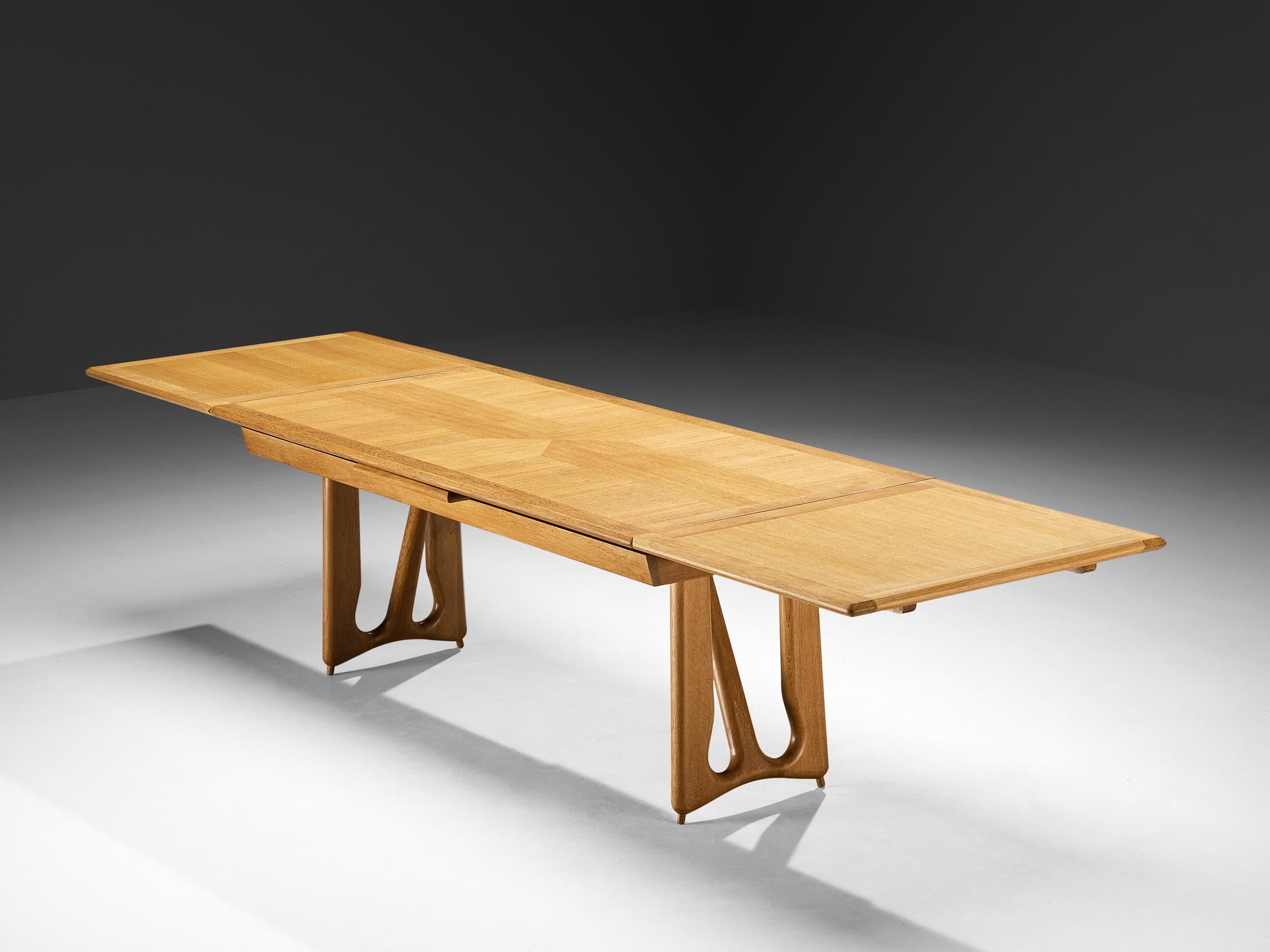 Guillerme et Chambron pour Votre Maison, table de salle à manger, modèle 'L'Italienne', chêne massif, France, années 1960

Cette table de salle à manger L'Italienne a été conçue par le célèbre duo de designers français Jacques Chambron et Robert