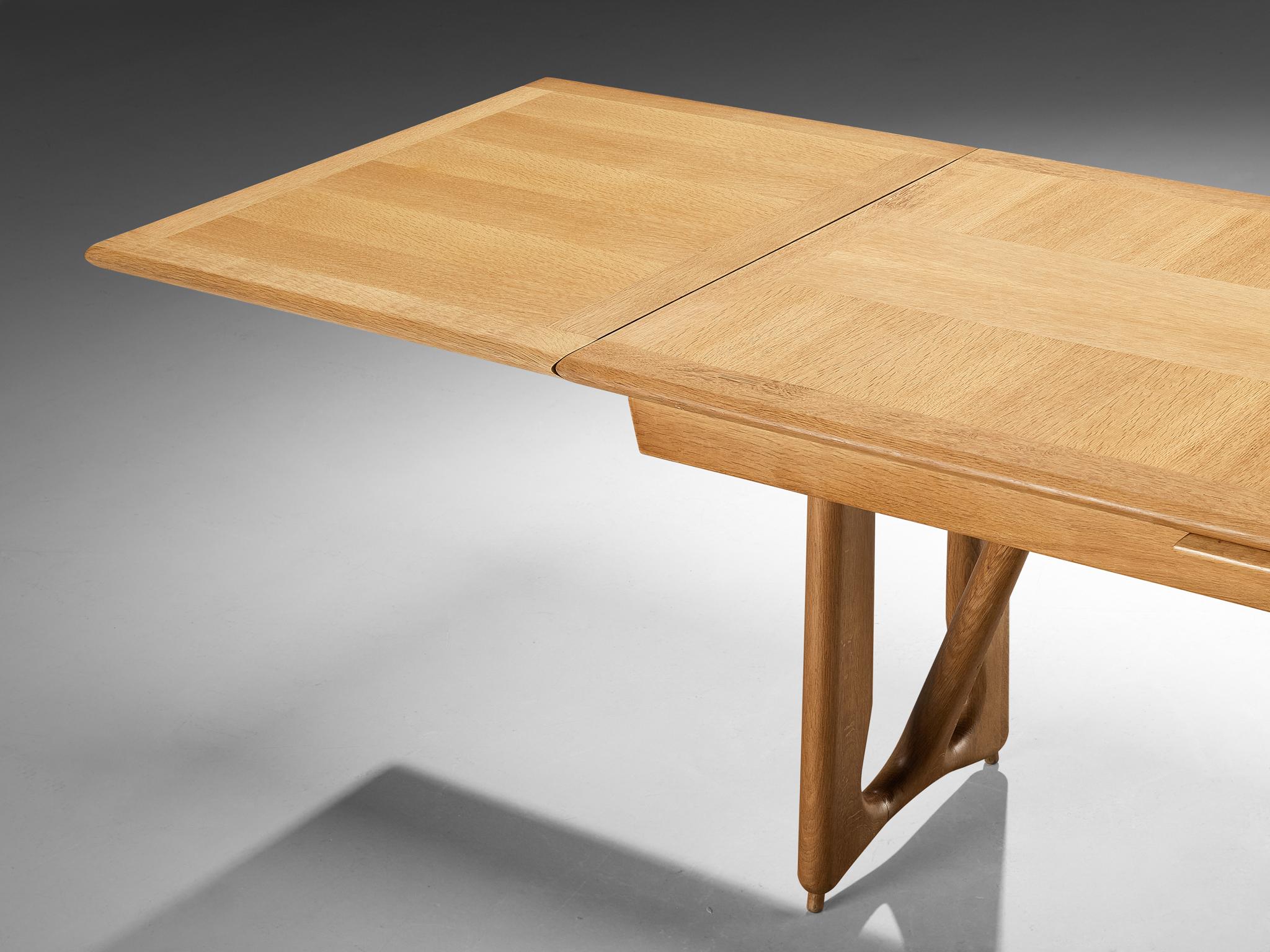 Mid-Century Modern Guillerme and Chambron Table de salle à manger à rallonge 'L'Italienne' en Oak massif en vente