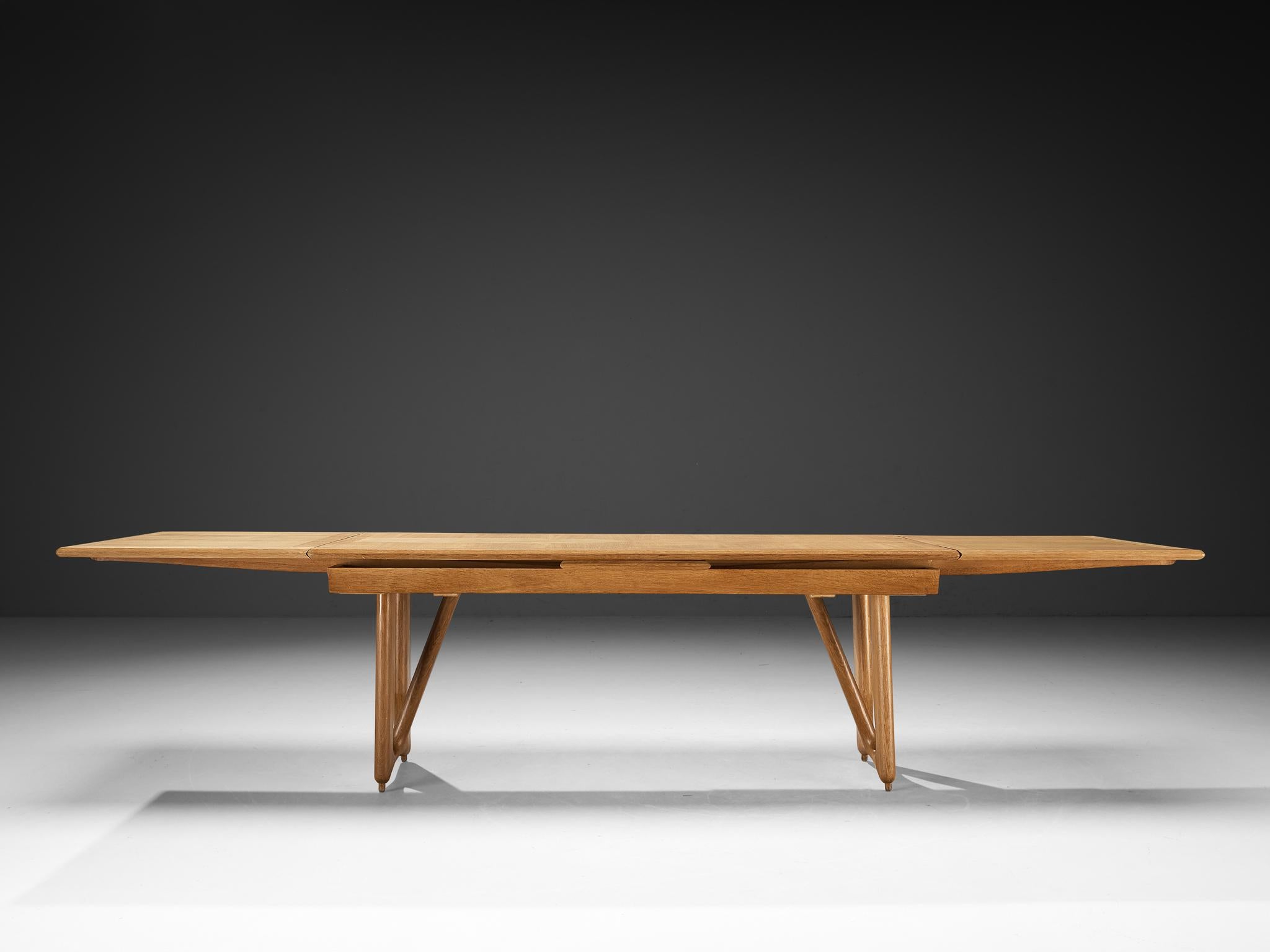 Français Guillerme and Chambron Table de salle à manger à rallonge 'L'Italienne' en Oak massif en vente