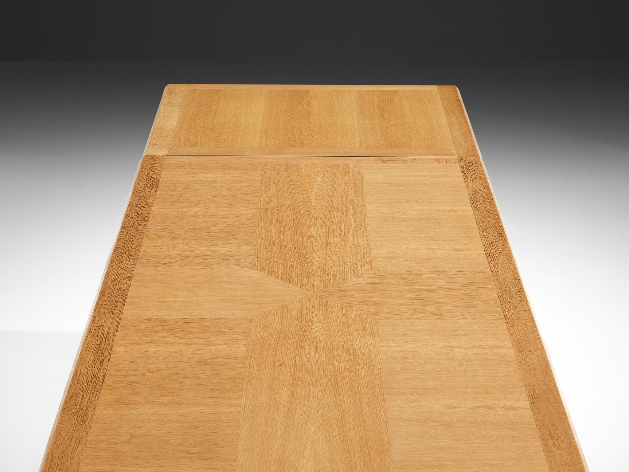Guillerme and Chambron Table de salle à manger à rallonge 'L'Italienne' en Oak massif Bon état - En vente à Waalwijk, NL