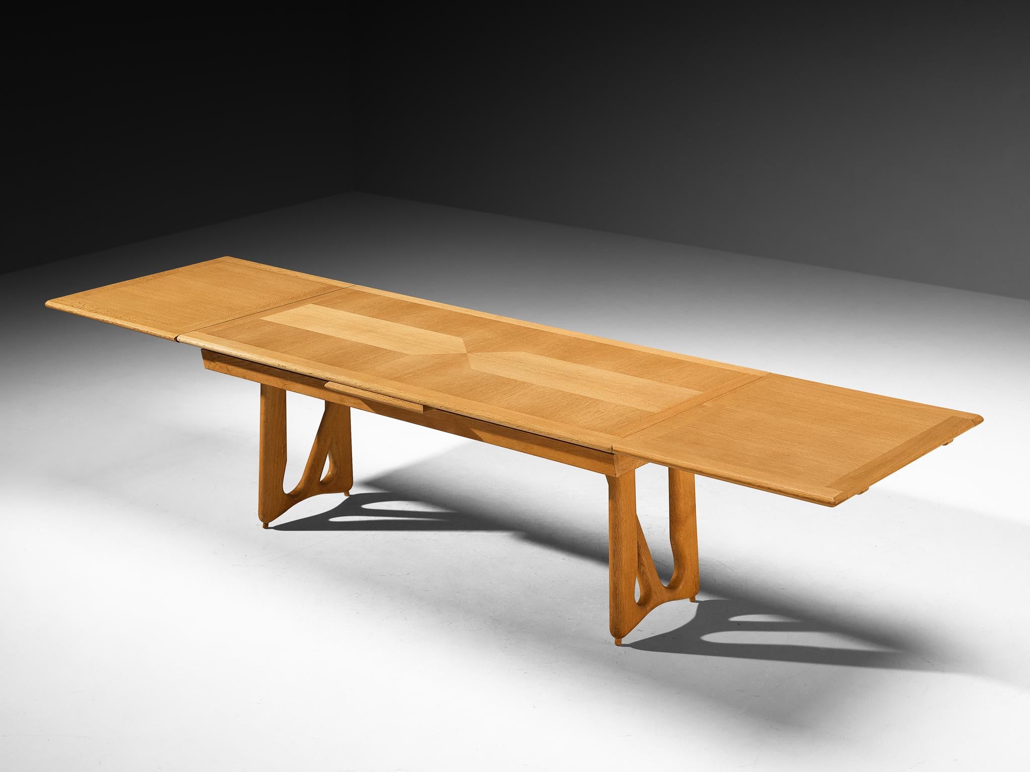 Guillerme & Chambron Extendable 'L'Italienne' Dining Table in Solid Oak In Good Condition For Sale In Waalwijk, NL