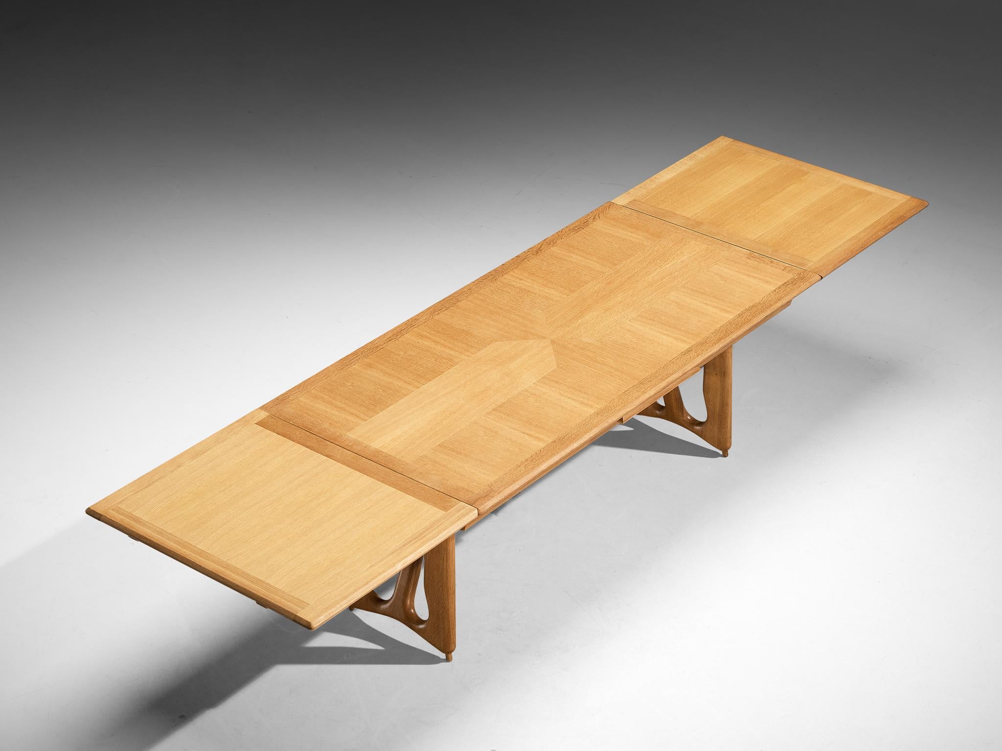 Milieu du XXe siècle Guillerme and Chambron Table de salle à manger à rallonge 'L'Italienne' en Oak massif en vente