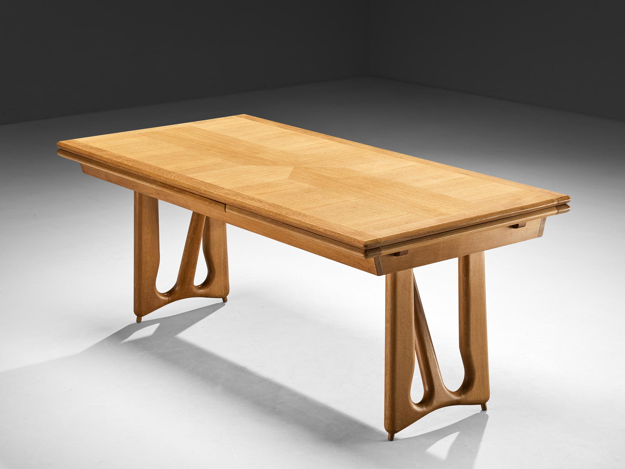 Chêne Guillerme and Chambron Table de salle à manger à rallonge 'L'Italienne' en Oak massif en vente