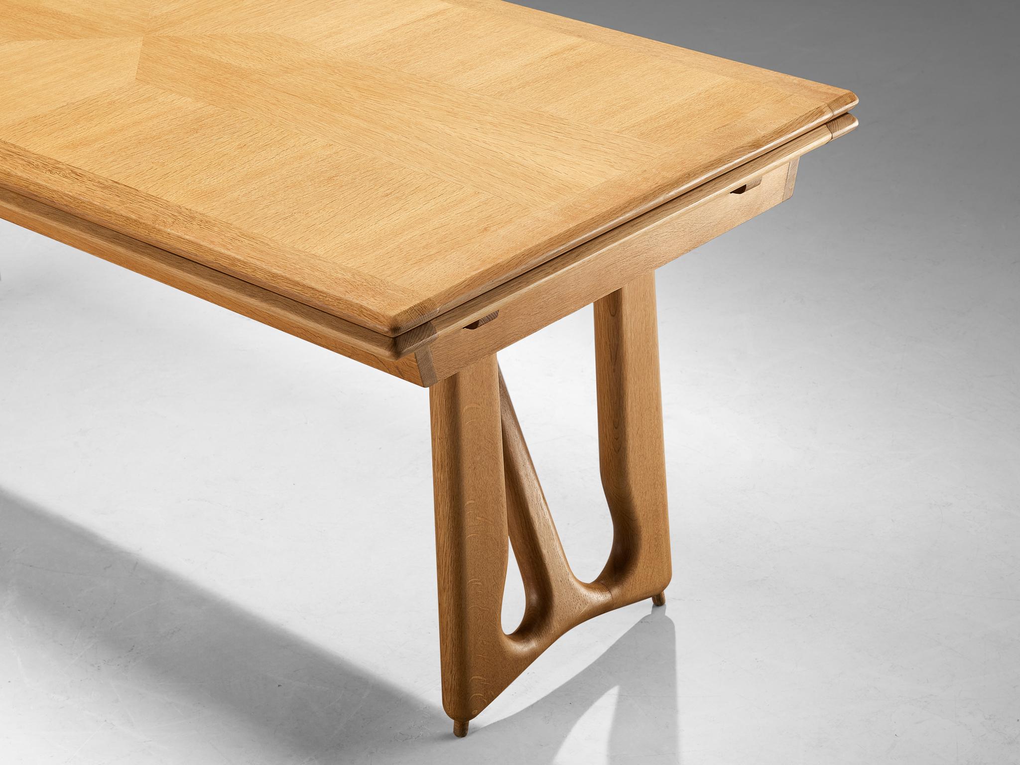 Guillerme and Chambron Table de salle à manger à rallonge 'L'Italienne' en Oak massif en vente 1