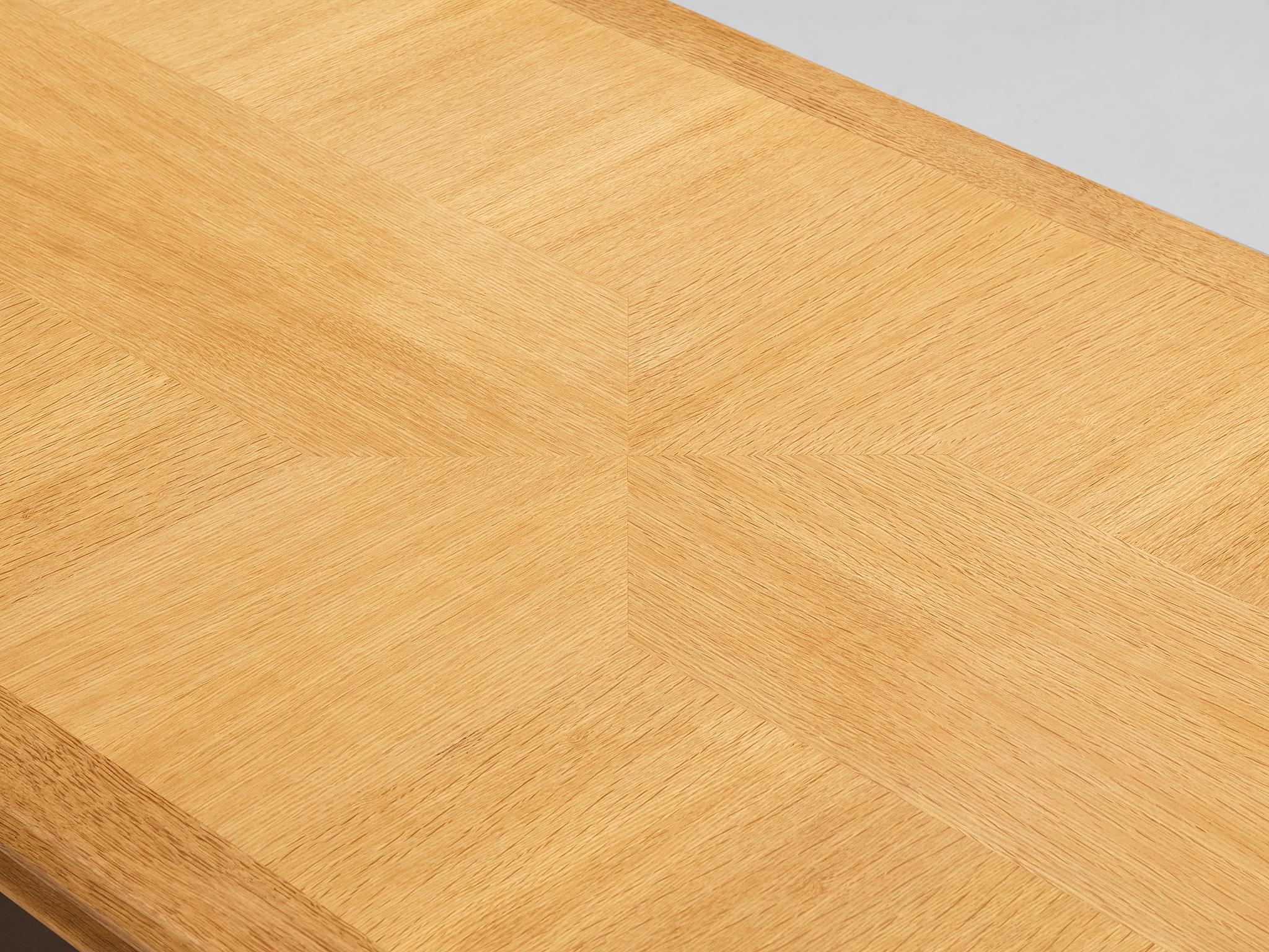 Guillerme and Chambron Table de salle à manger à rallonge 'L'Italienne' en Oak massif en vente 2