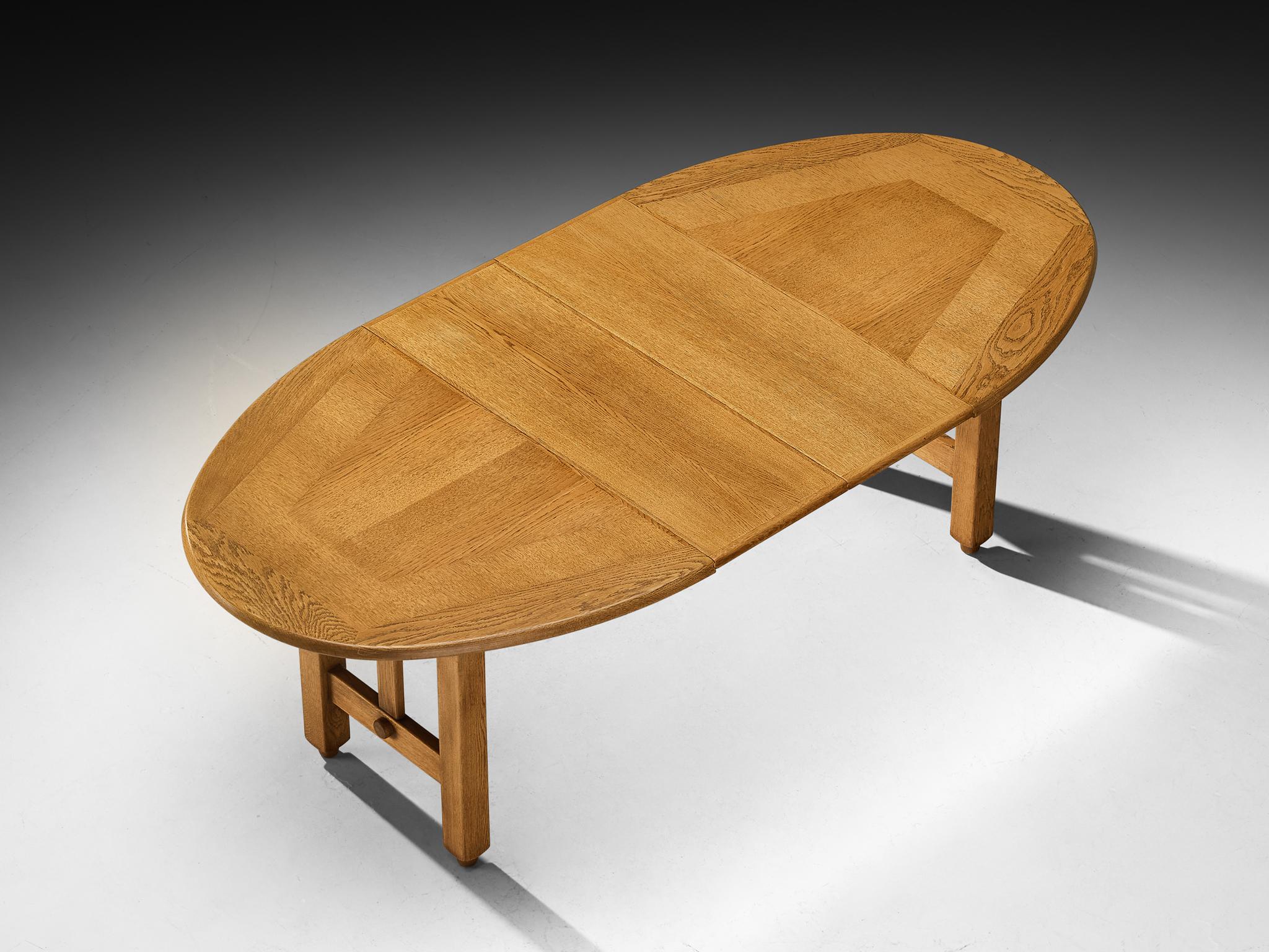 Guillerme & Chambron Extendable Round Dining Table in Oak In Good Condition For Sale In Waalwijk, NL
