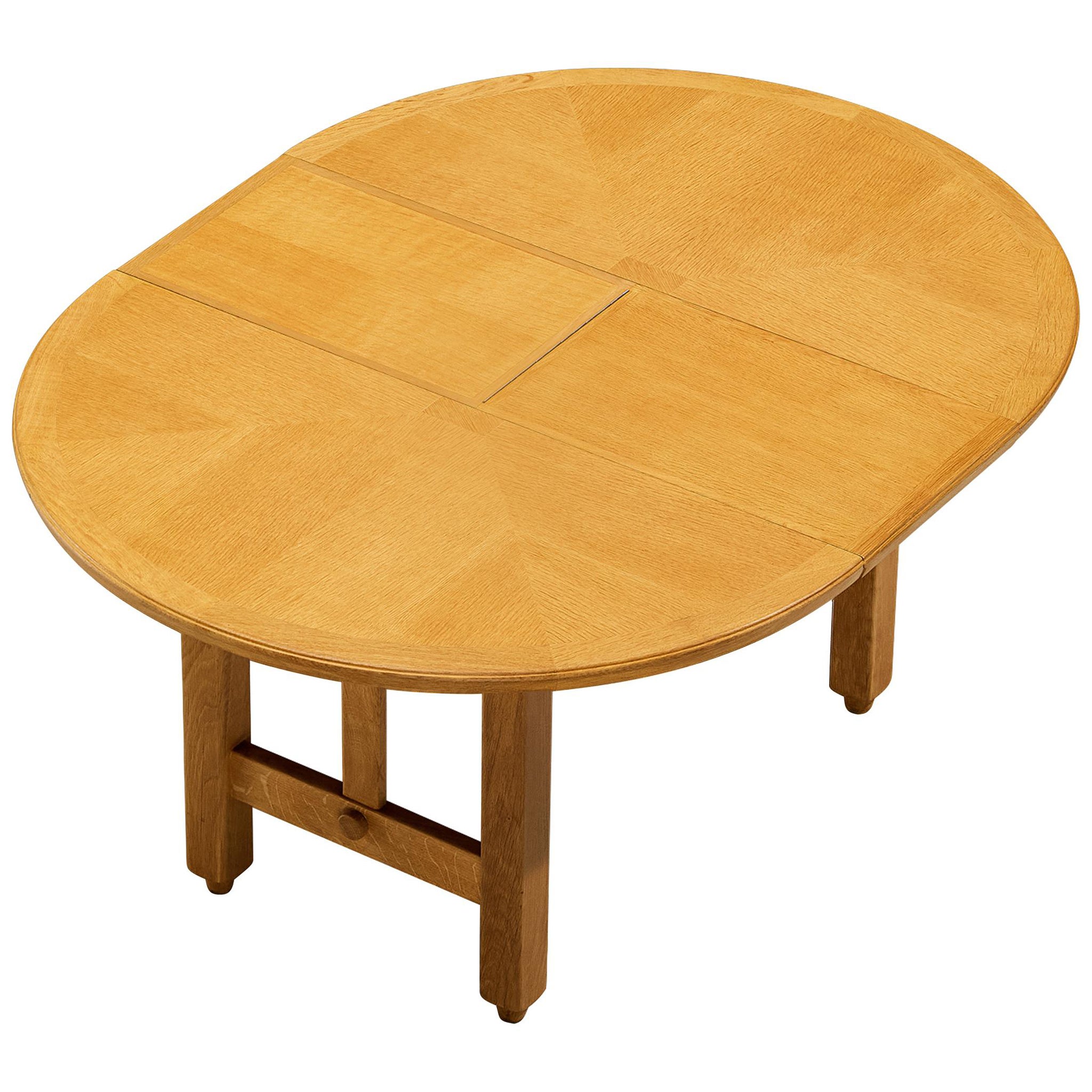 Guillerme & Chambron Table de salle à manger ronde extensible en Oak en vente
