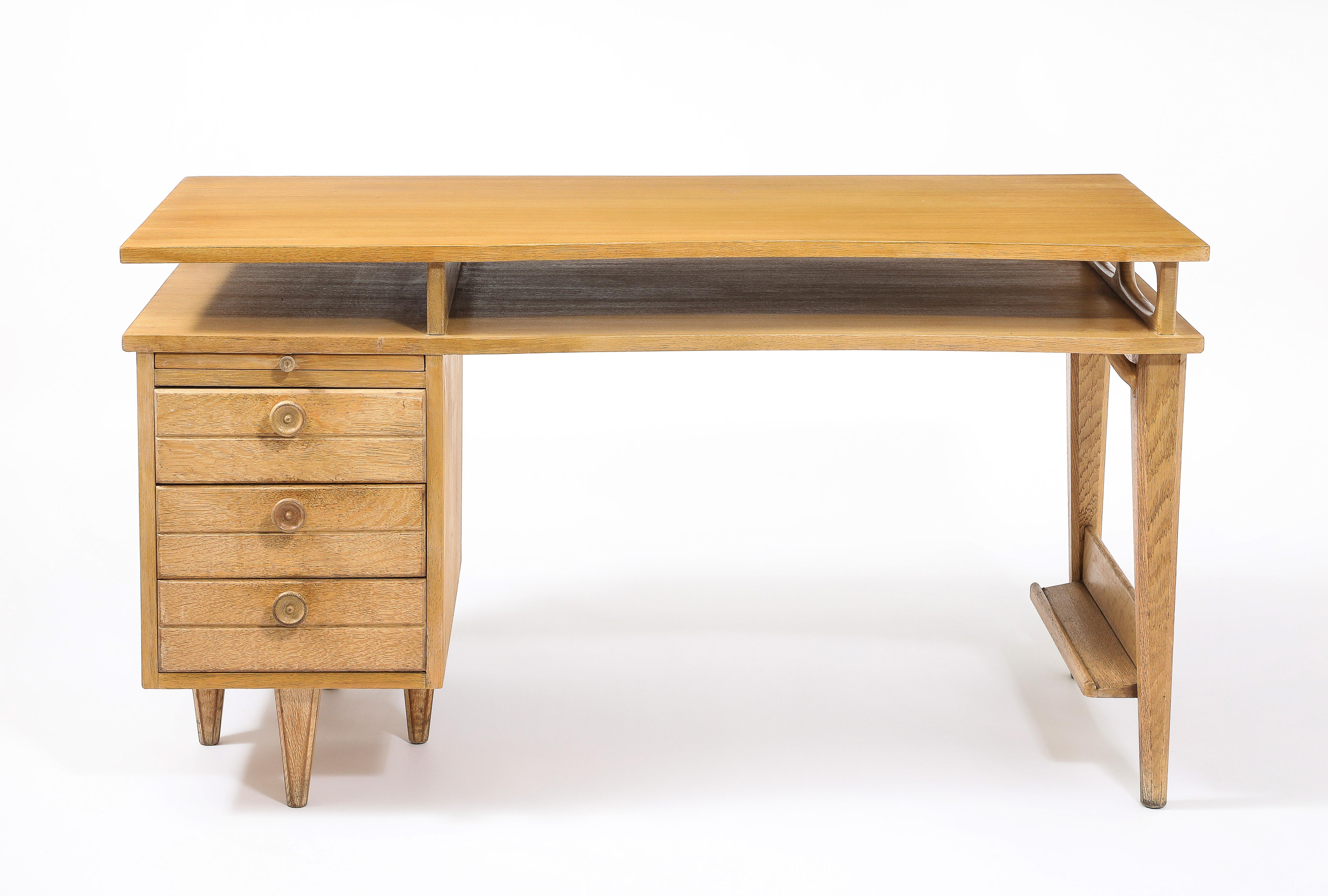 Oak desk for Votre Maison with three drawers and a double top. The very elegant joinery sits on tapered legs.

55x24x30
24 armrest space