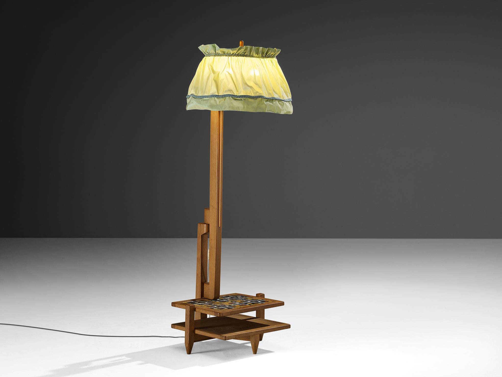 Mid-Century Modern Lampadaire Guillerme & Chambron avec table d'appoint intégrée en vente