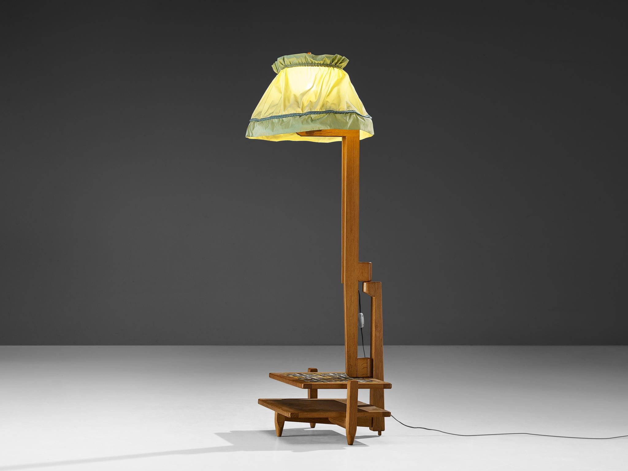 Français Lampadaire Guillerme & Chambron avec table d'appoint intégrée en vente
