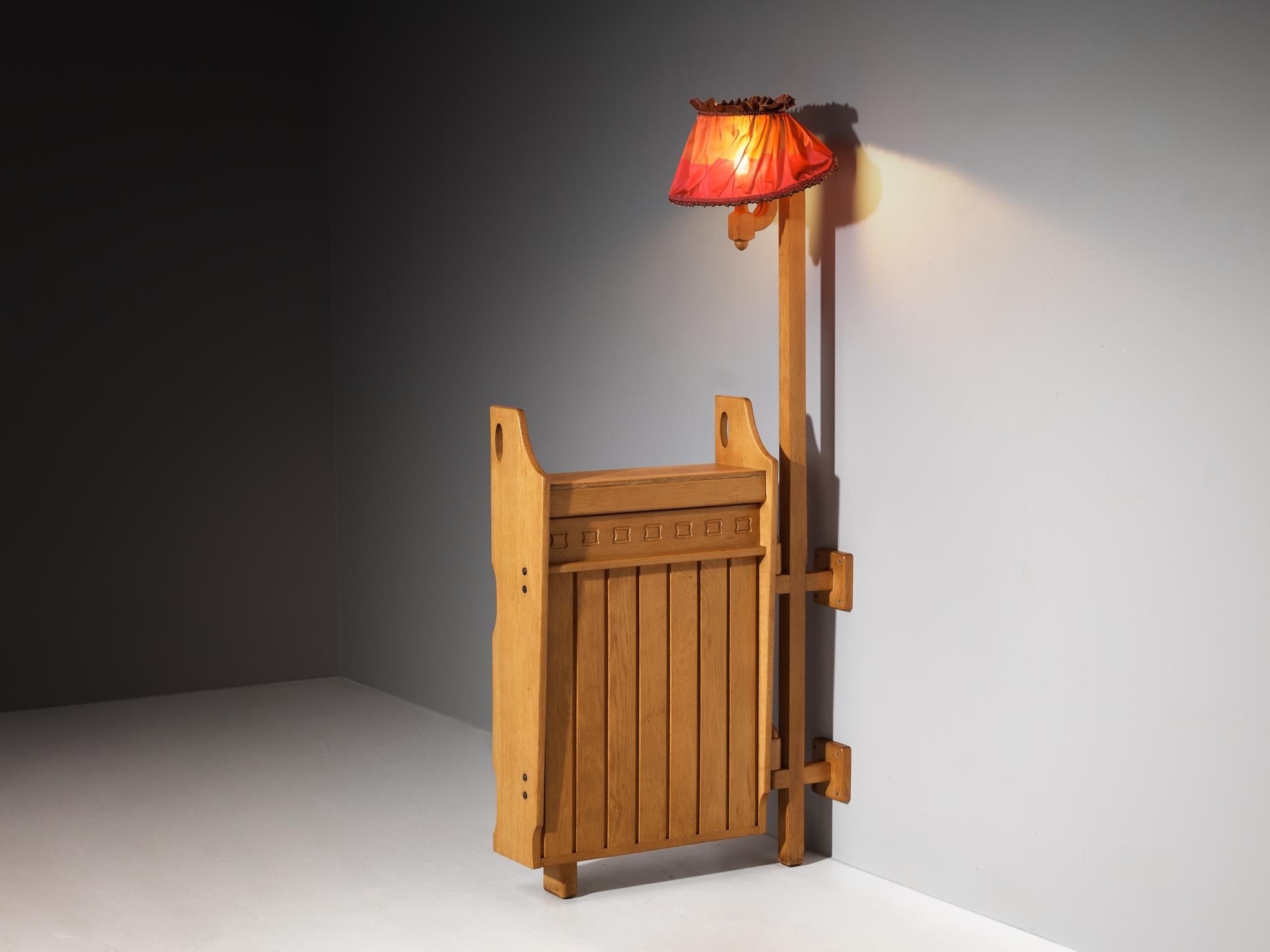 Guillerme et Chambron per Votre Maison, bar per la casa, Oak, tessuto, ceramica, anni '70

Questo estroso home bar con lampada integrata è stato progettato dai designer Guillerme e Chambron negli anni '70 ed emana un fascino rustico. La forma e i