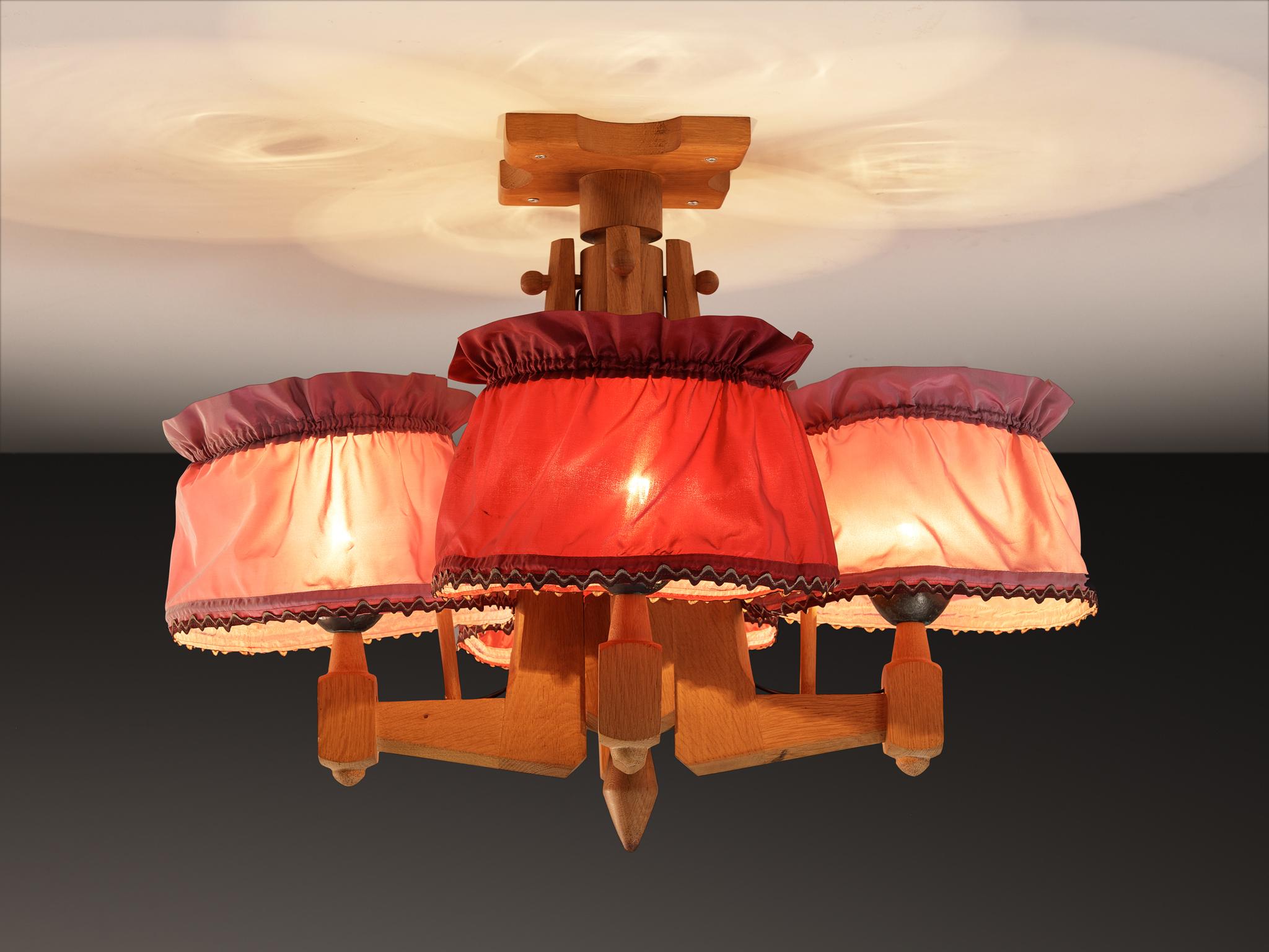 Guillerme & Chambron per Votre Maison, quercia, tessuto, Francia, anni '70

Questa plafoniera giocosa e di carattere è stata progettata negli anni '70 dai francesi Guillerme et Chambron per Votre Maison. Realizzato in rovere massiccio, il pezzo