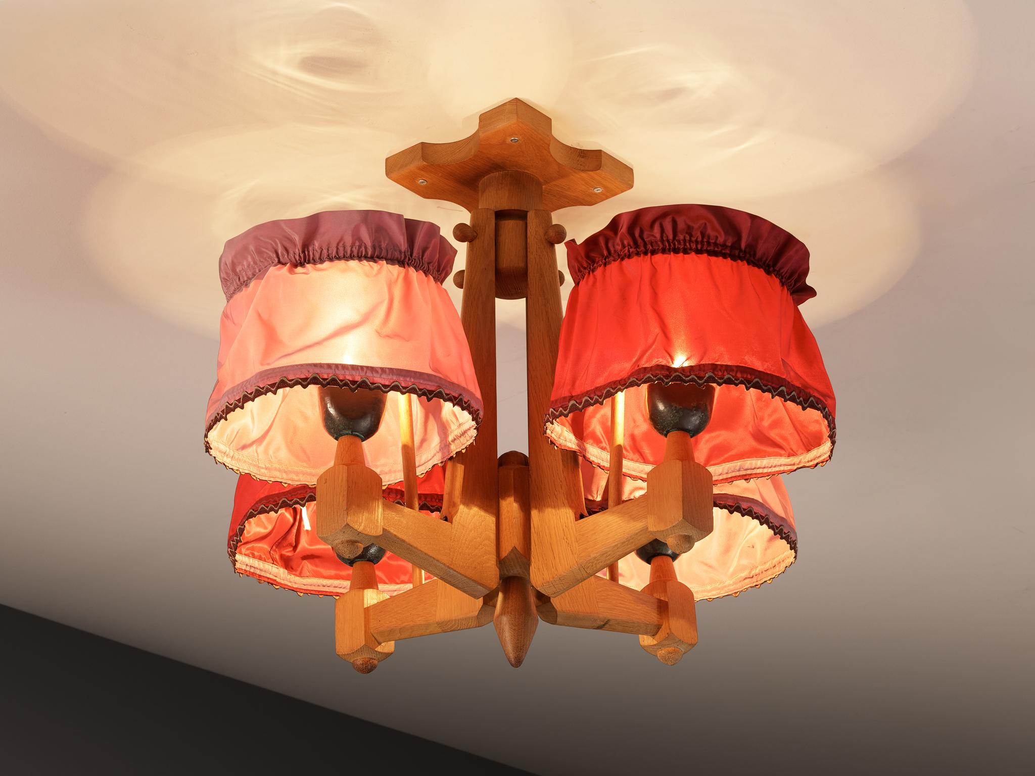 Mid-Century moderno Lampadario Guillerme & Chambron per Votre Maison in Oak con paralumi in Fabrice Rossa in vendita