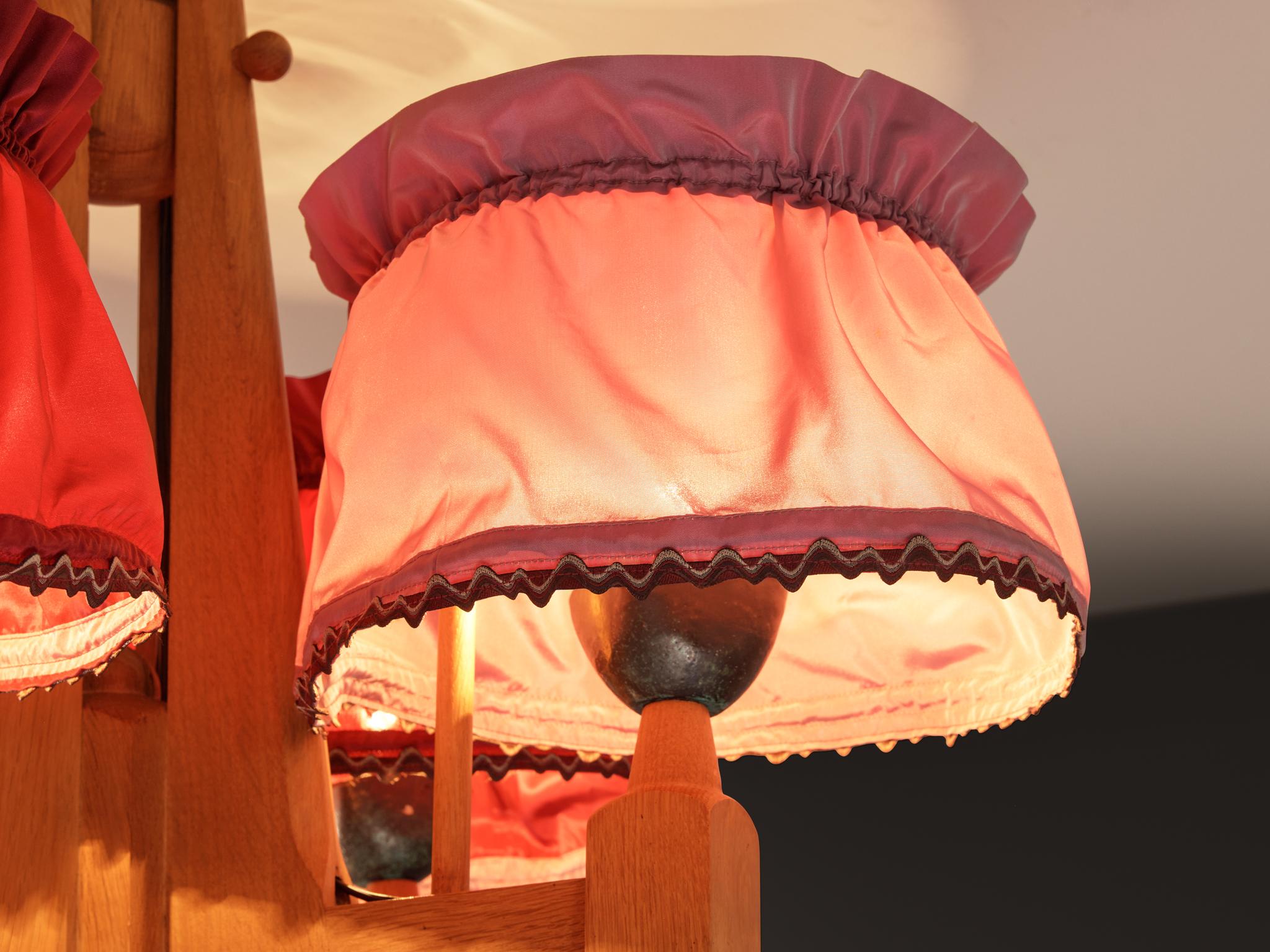Francese Lampadario Guillerme & Chambron per Votre Maison in Oak con paralumi in Fabrice Rossa in vendita