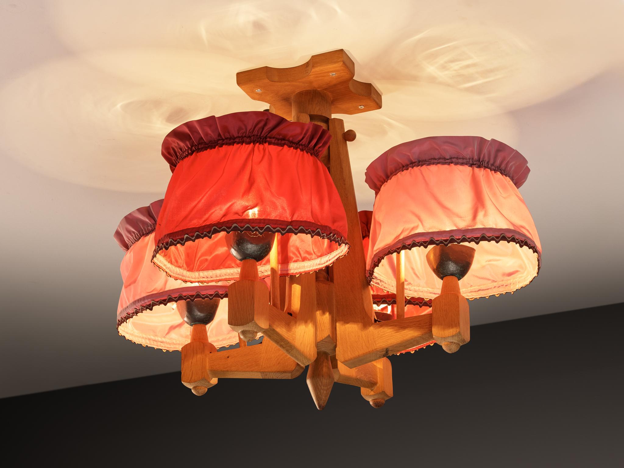 Lampadario Guillerme & Chambron per Votre Maison in Oak con paralumi in Fabrice Rossa In condizioni buone in vendita a Waalwijk, NL