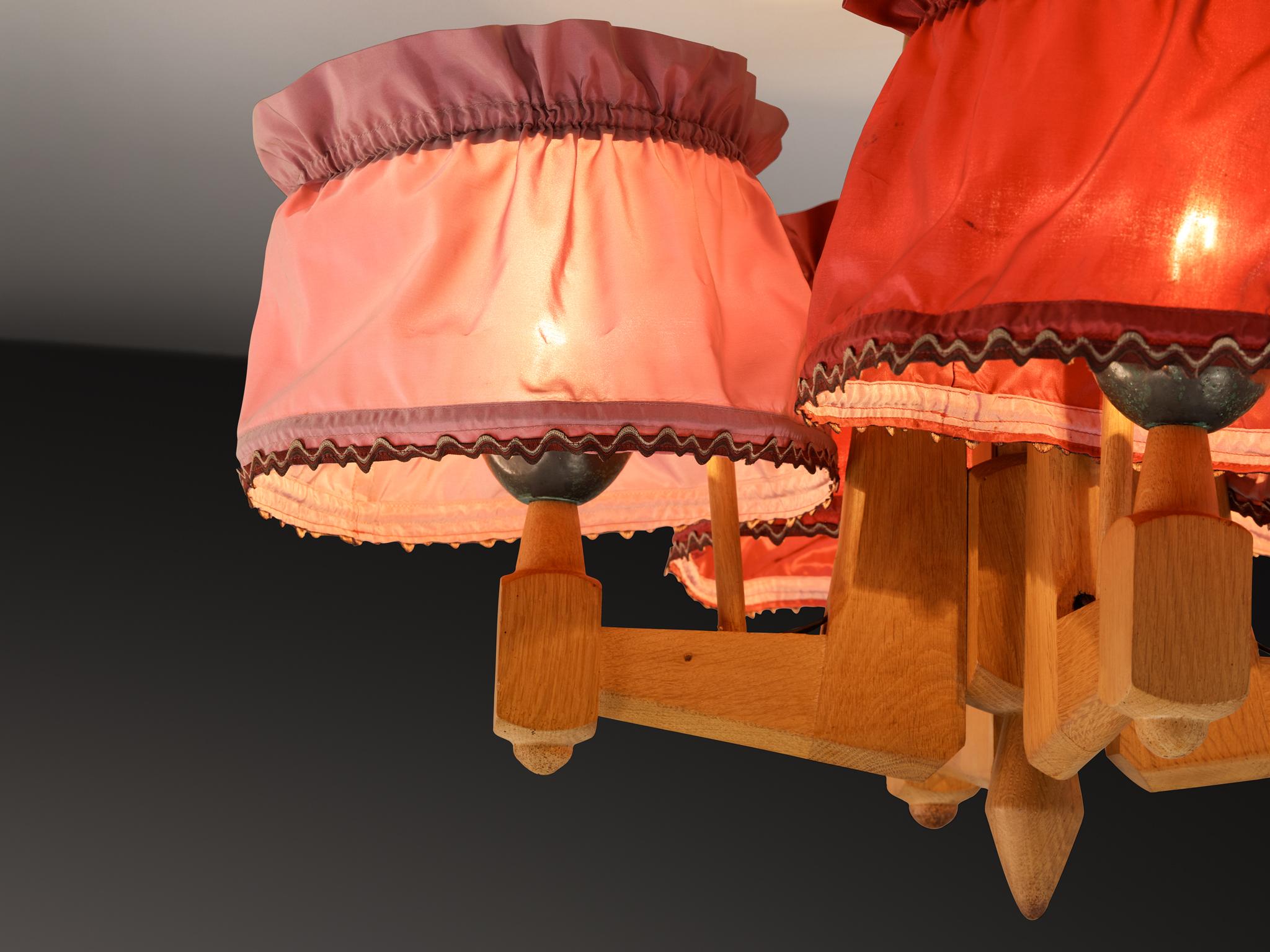 Fine XX secolo Lampadario Guillerme & Chambron per Votre Maison in Oak con paralumi in Fabrice Rossa in vendita