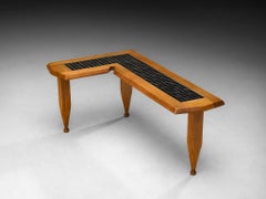 Guillerme & Chambron für Votre Maison: Couchtisch in L-Form aus Eiche und Keramik