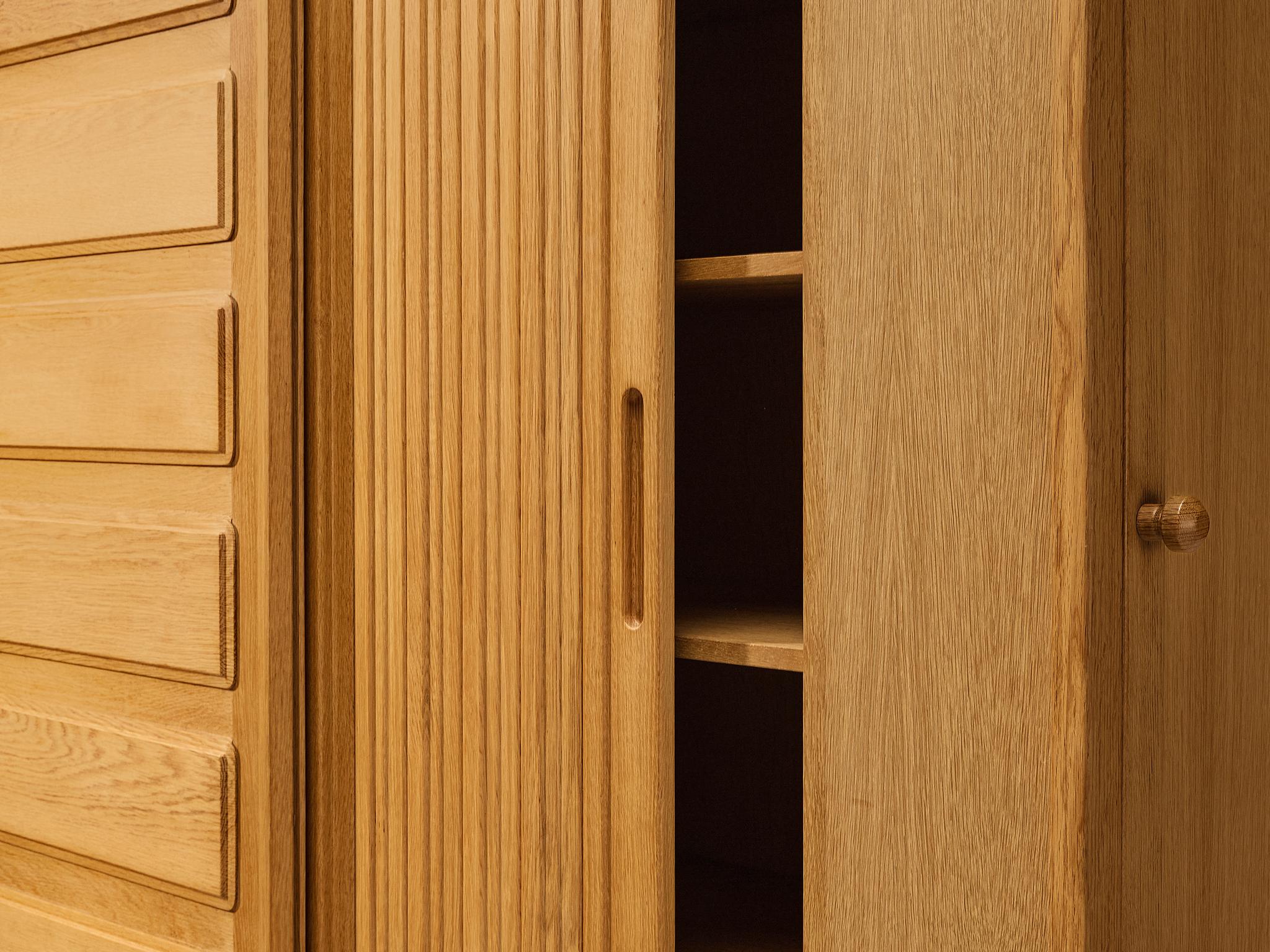 Großer Schrank oder Kleiderschrank von Guillerme & Chambron für Votre Maison (Moderne der Mitte des Jahrhunderts) im Angebot