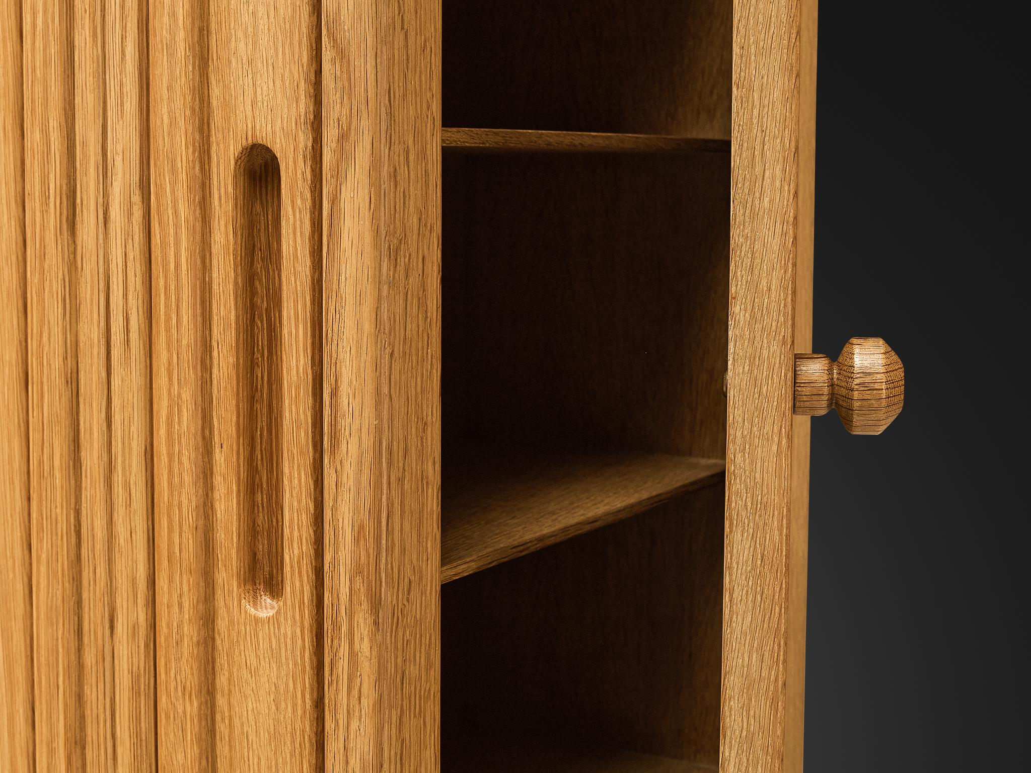 Großer Schrank oder Kleiderschrank von Guillerme & Chambron für Votre Maison im Angebot 1