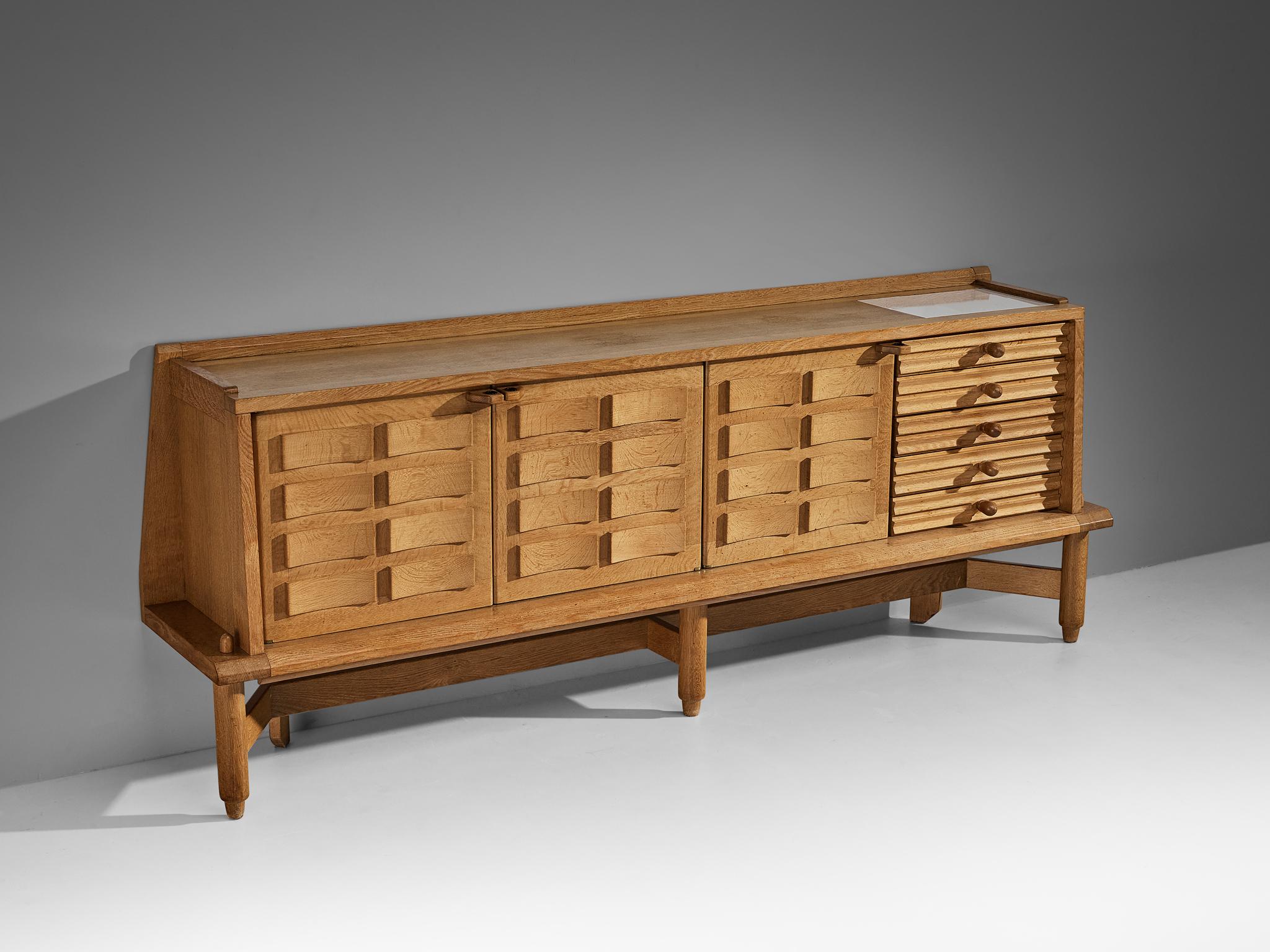 Guillerme and Chambron for Votre Maison, large sideboard in oak, France, 1960s

This large sideboard is designed by French designer dup Guillerme et Chambron. It features three doors with a geometric structure on the front, in the shape of