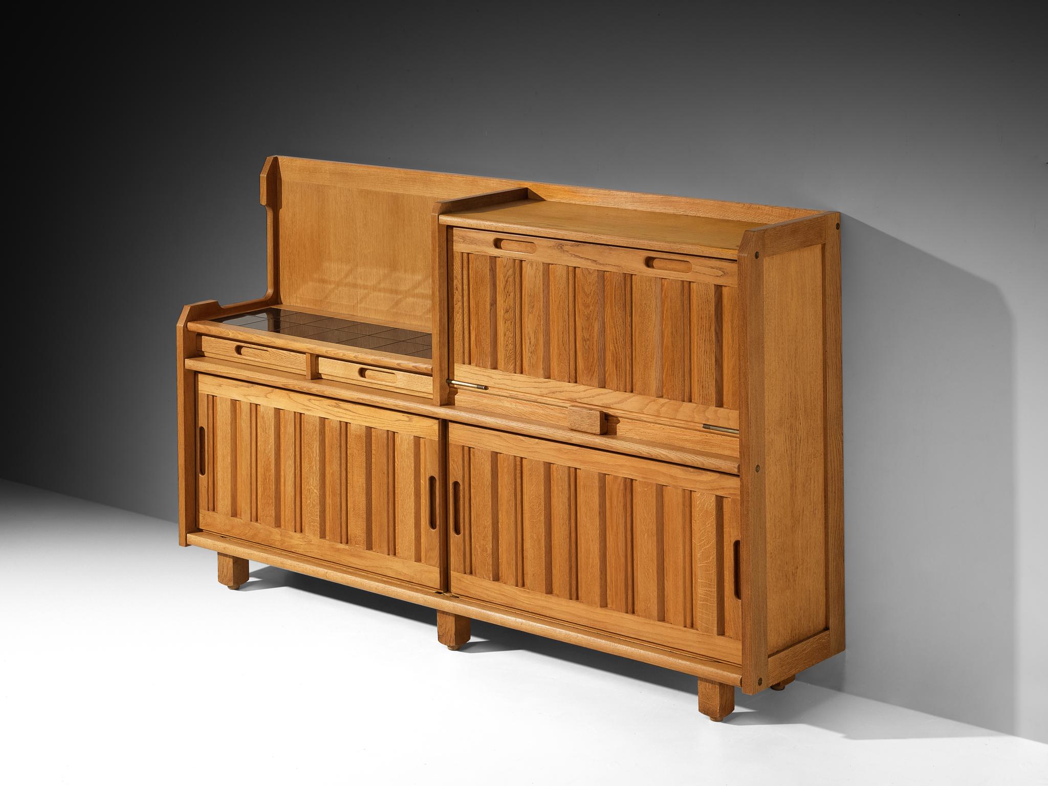 Guillerme et Chambron per Votre Maison, buffet, quercia e ceramica, Francia, anni '60

Questa caratteristica credenza in rovere massiccio è stata progettata dal duo francese Jacques Chambron e Robert Guillerme per Votre Maison. Il design combina la