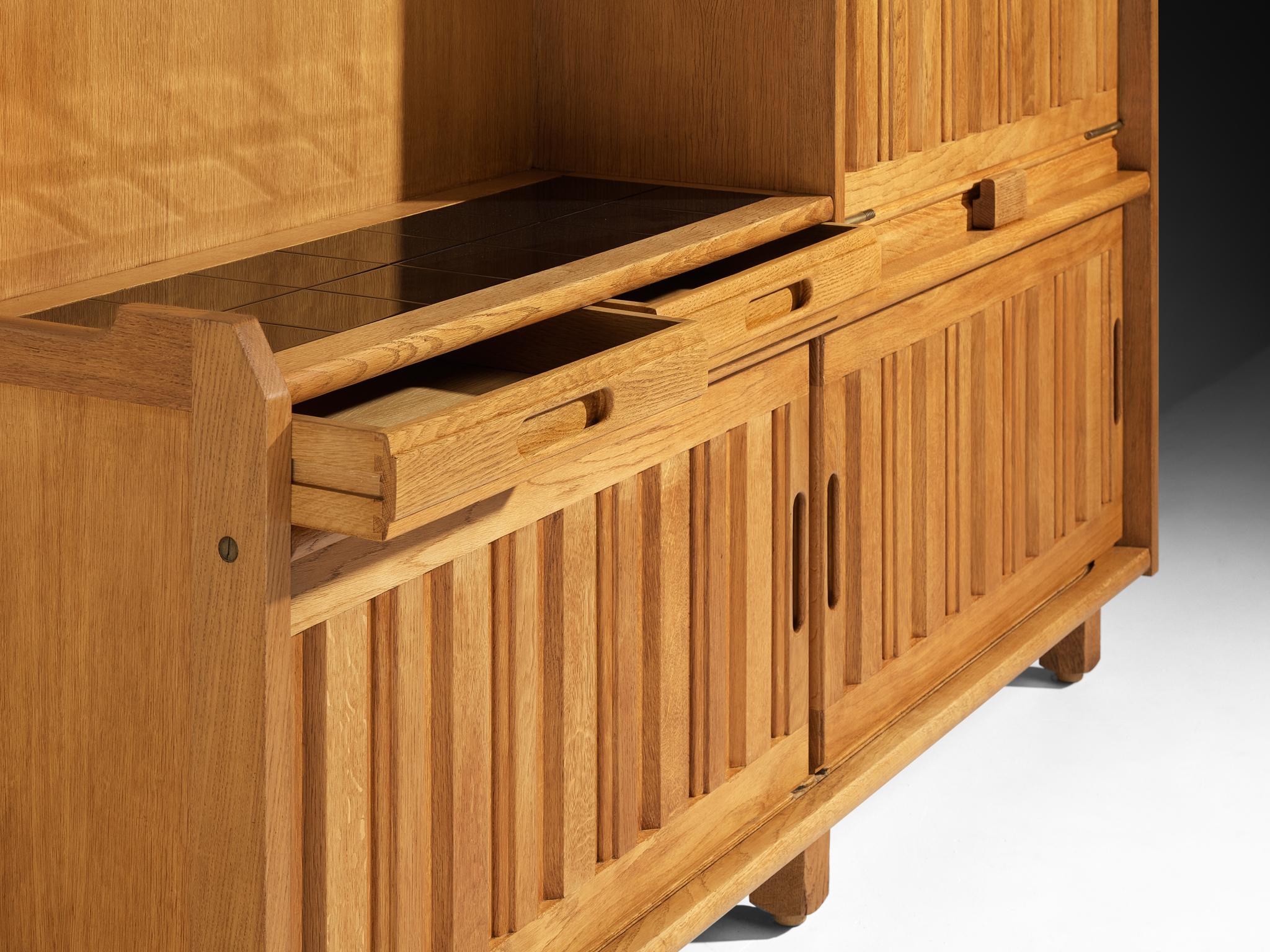 Credenza Guillerme & Chambron per Votre Maison in Oak con intarsio di piastrelle in vendita 1