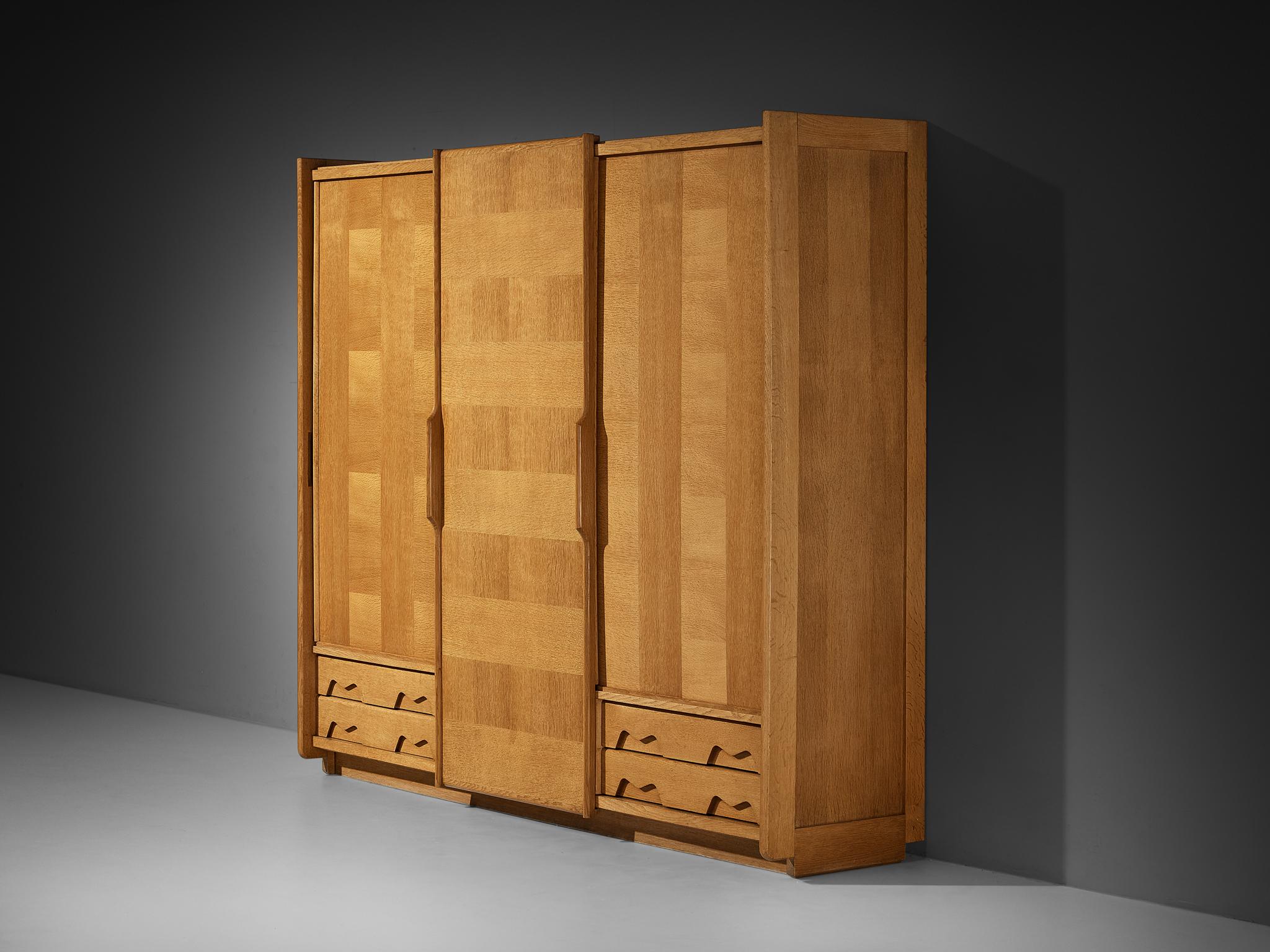 Guillerme & Chambron for Votre Maison, wardrobe, oak, France, 1960s

This wardrobe by Guillerme & Chambron beautifully reflects the duo’s signature approach to craftsmanship and form, combining solid construction with a refined sculptural