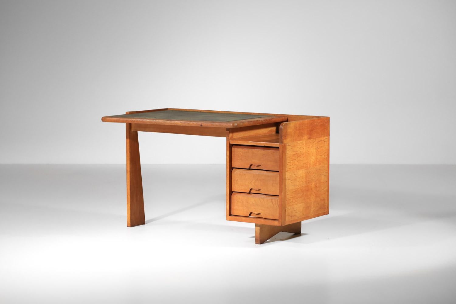 Guillerme & Chambron French desk in solid oak from the 60's perfect condition In Good Condition In Lyon, FR