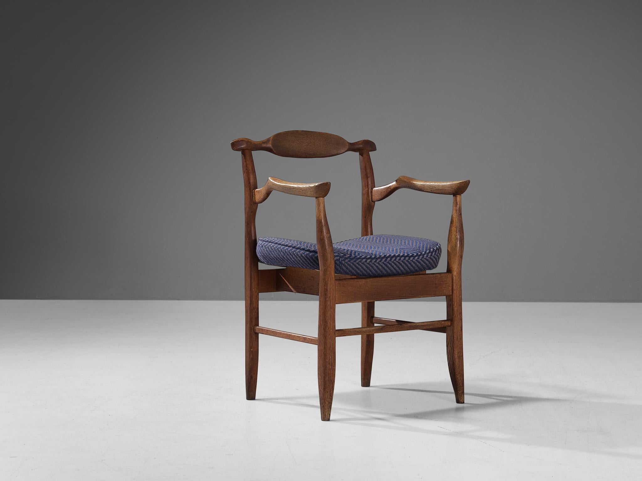 Fauteuil Guillerme et Chambron modèle 'Fumay', chêne et tissu, France, 1965.

Fauteuil aux belles formes en chêne blond par le duo de designers français Jacques Chambron et Robert Guillerme. Cette chaise présente de belles lignes dans chaque