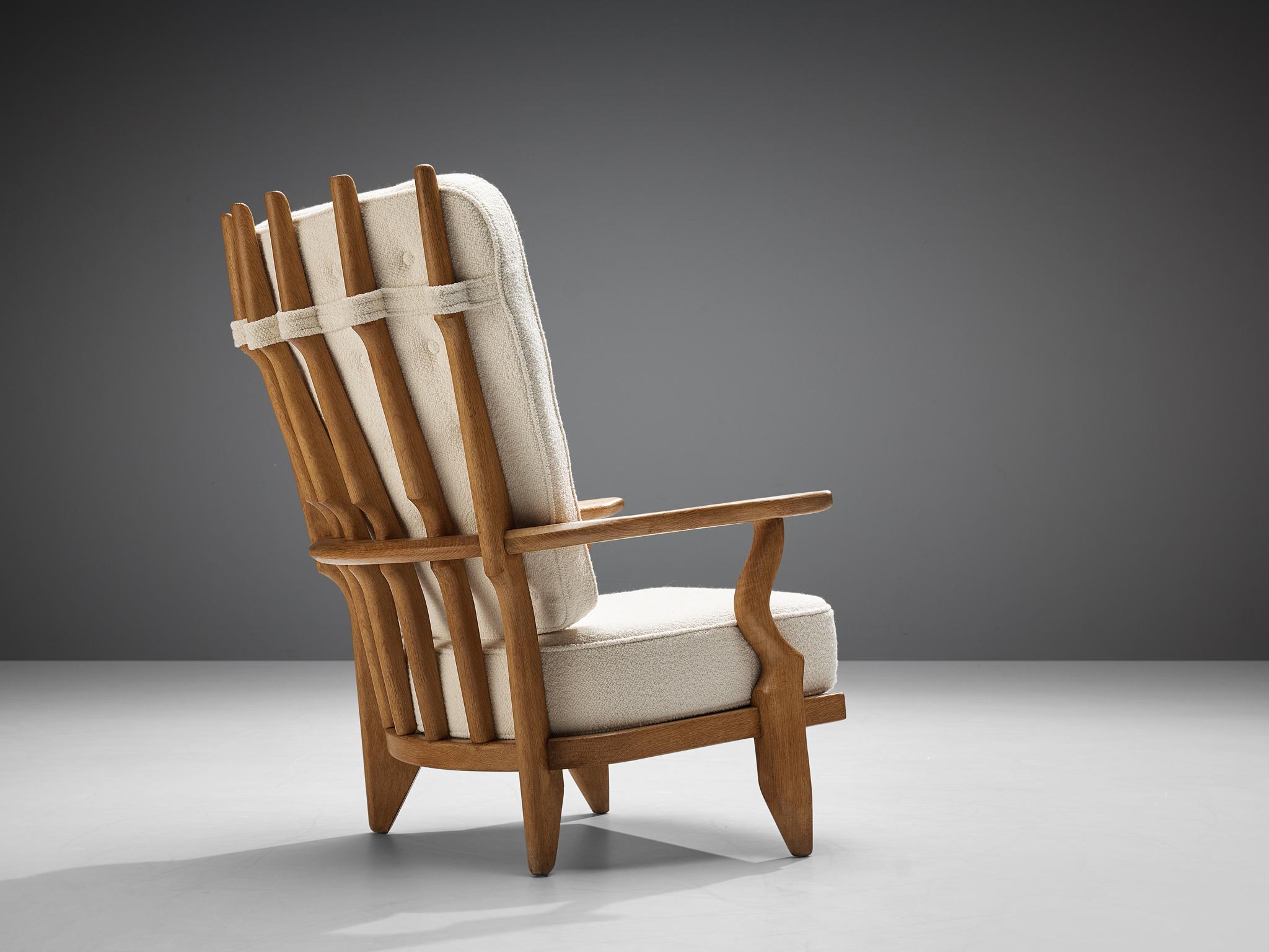 Guillerme et Chambron pour Votre Maison, chaise longue 'Grand Repos' en chêne, tapisserie en laine blanche, chêne, France, années 1960.

Guillerme et Chambron sont connus pour leurs meubles en chêne massif de haute qualité, dont celui-ci est un