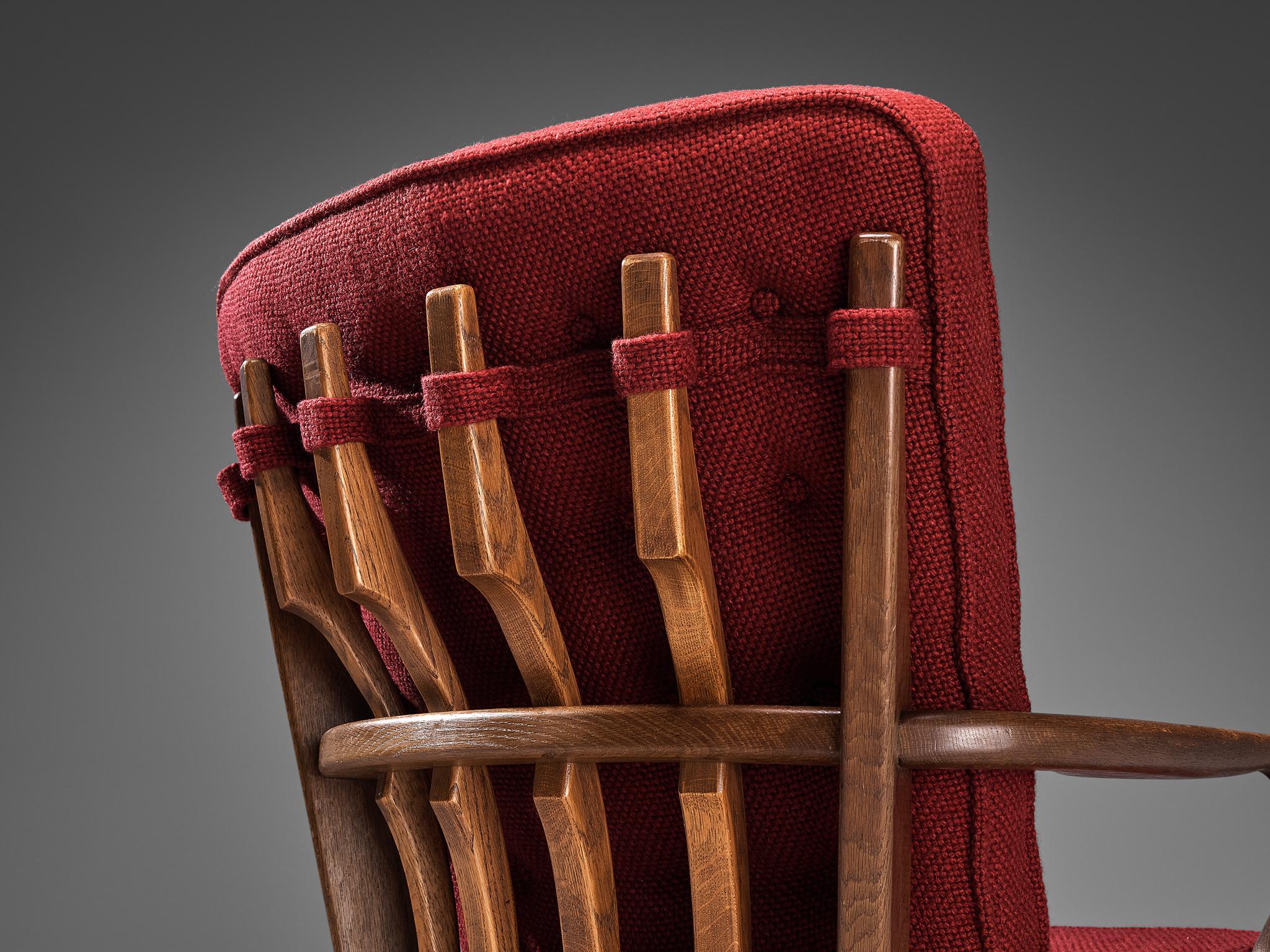 Mid-Century Modern Chaise longue Mid Repos de Guillerme Chambron en chêne et tapisserie rouge  en vente