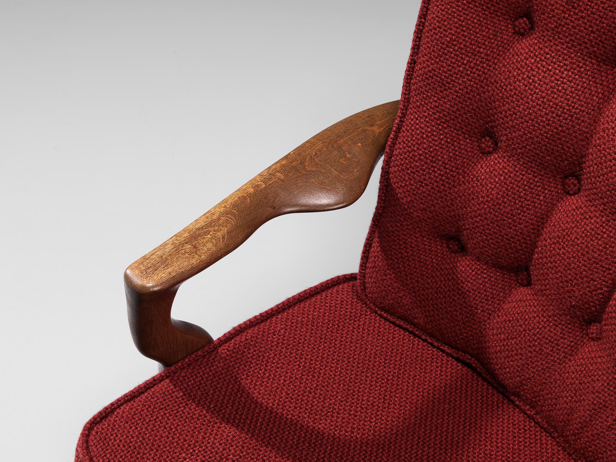 Milieu du XXe siècle Chaise longue Mid Repos de Guillerme Chambron en chêne et tapisserie rouge  en vente