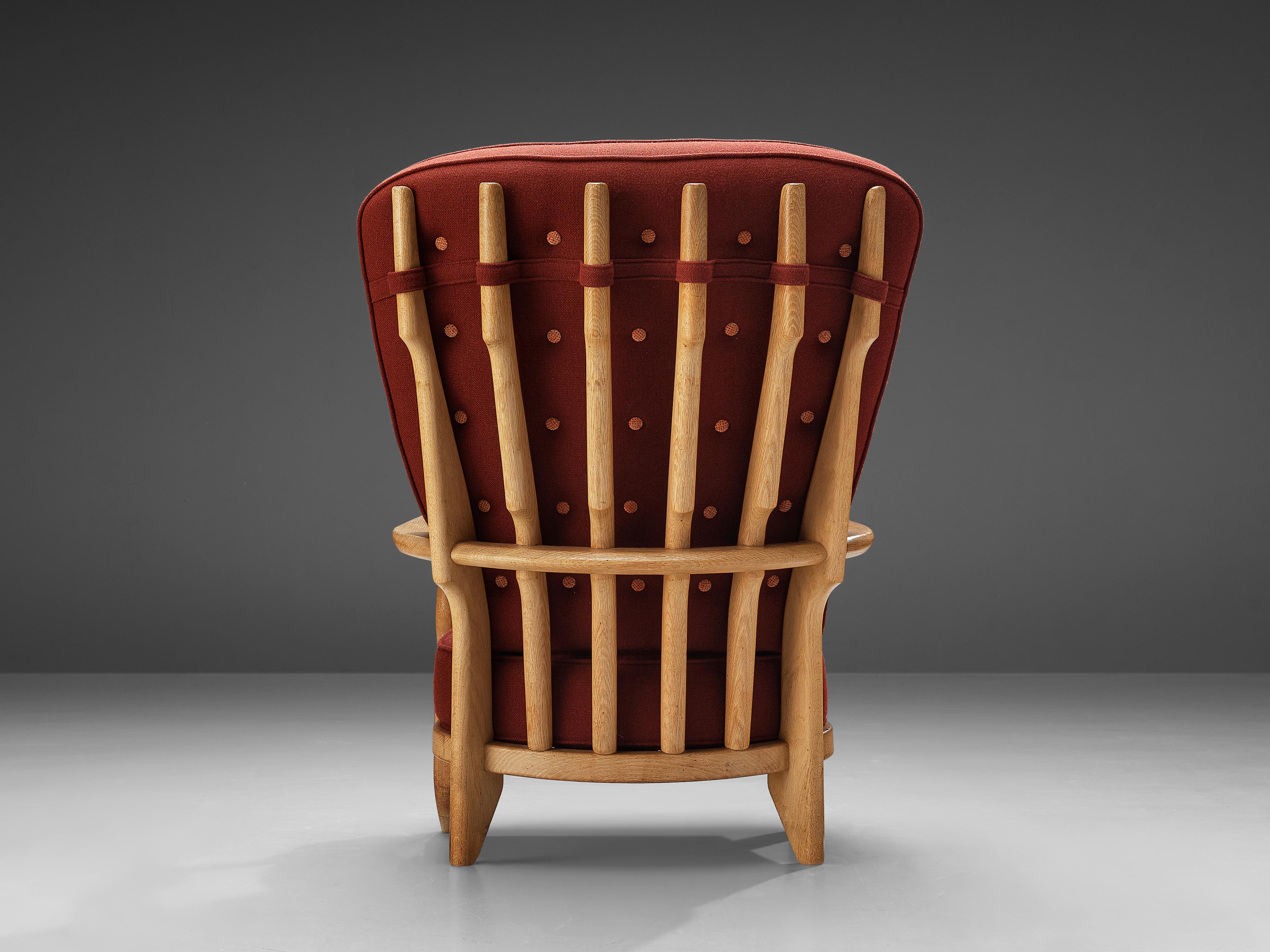 Mid-Century Modern Chaise longue « Grand Repos » de Guillerme & Chambron en tissu rouge et chêne  en vente