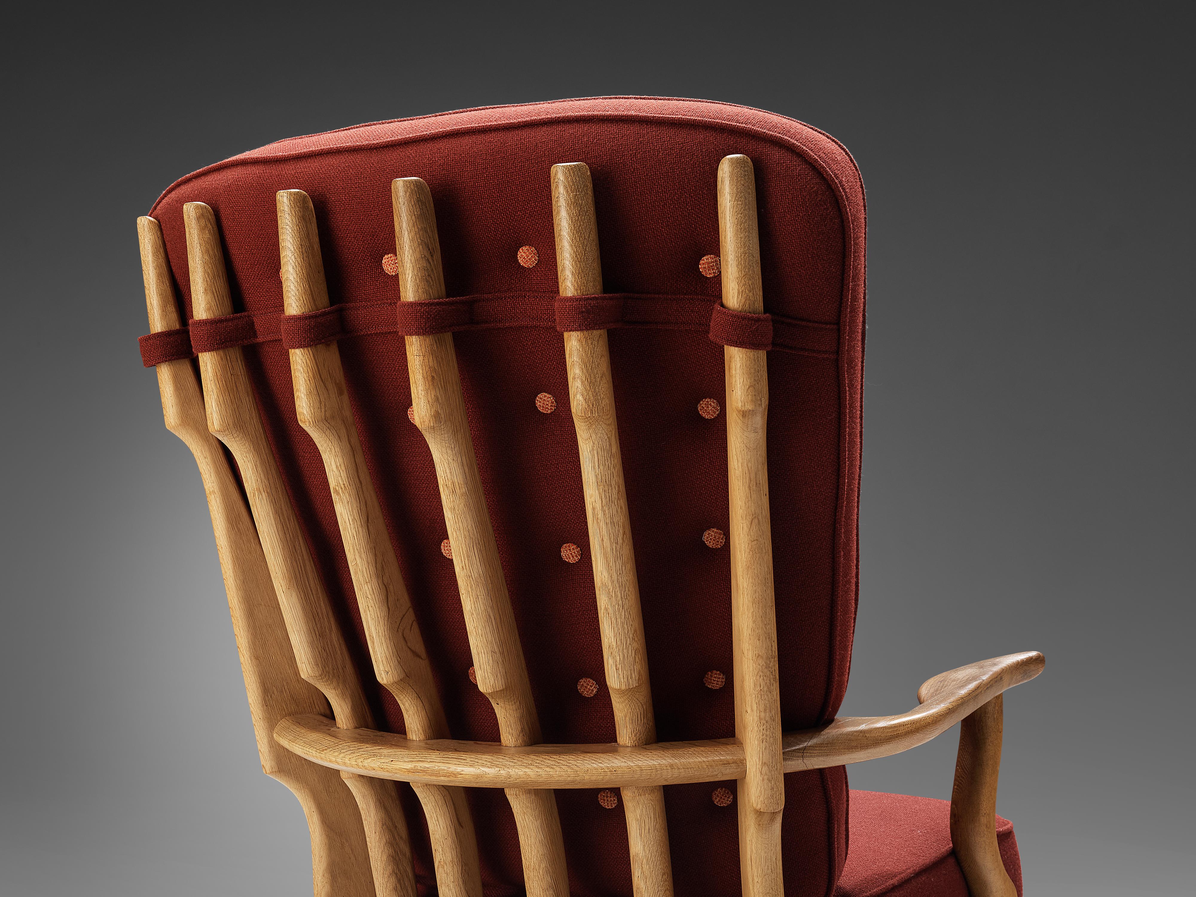 italien Chaise longue « Grand Repos » de Guillerme & Chambron en tissu rouge et chêne  en vente