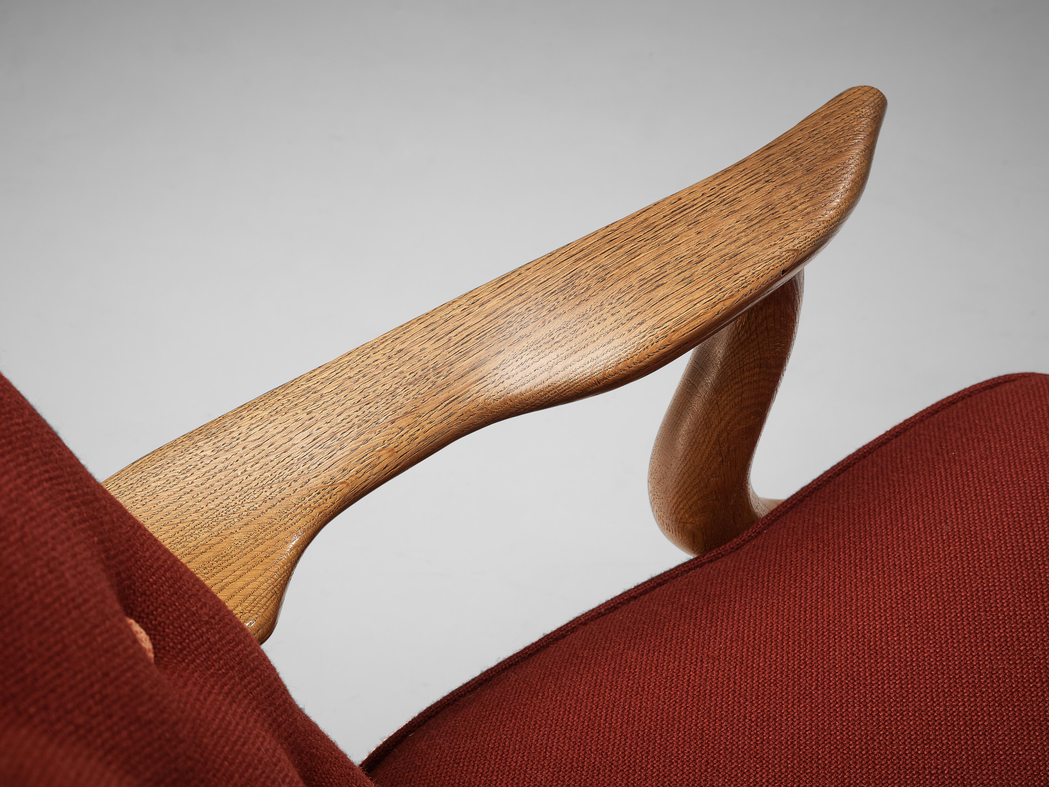 Milieu du XXe siècle Chaise longue « Grand Repos » de Guillerme & Chambron en tissu rouge et chêne  en vente