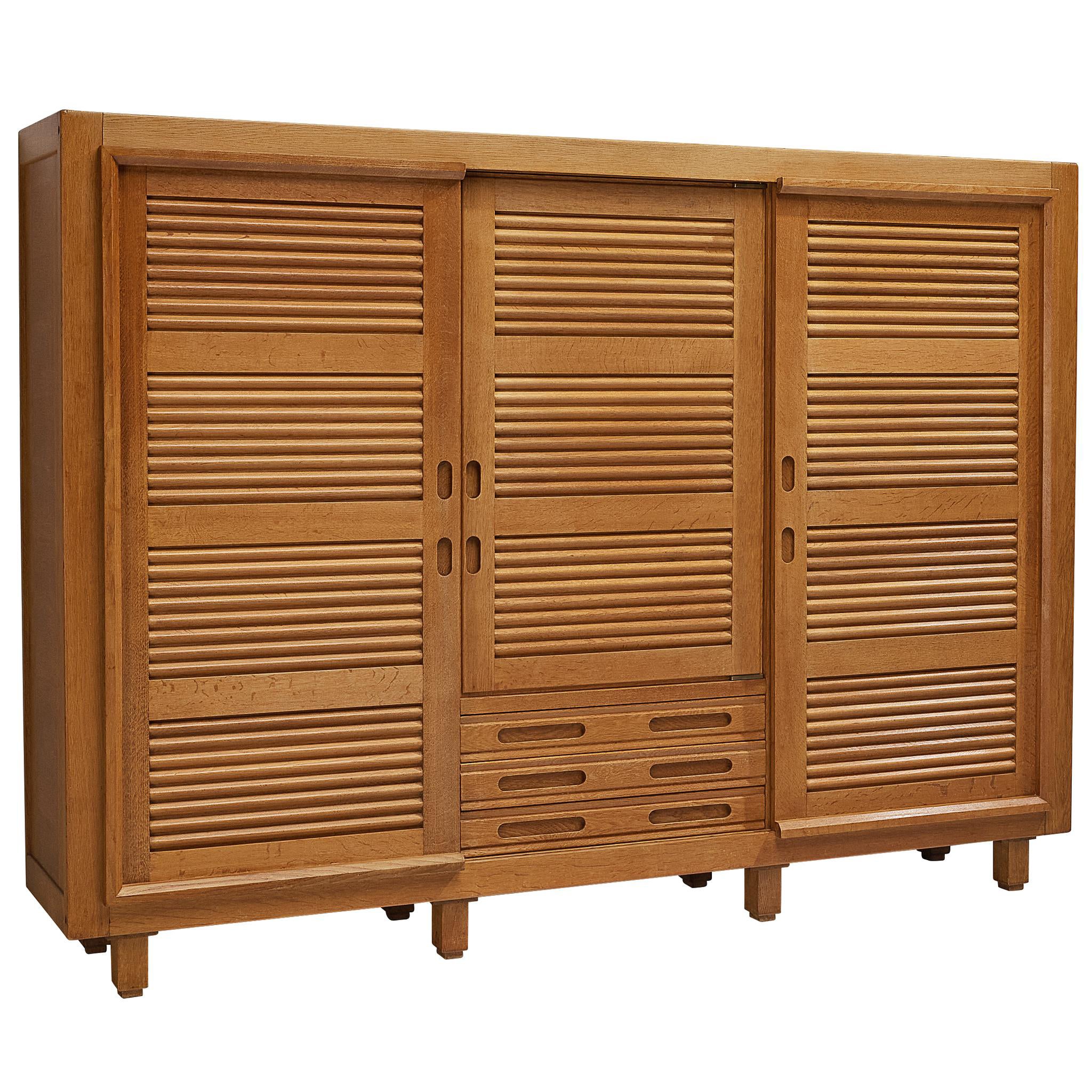 Credenza Guillerme & Chambron in Oak con ante intagliate