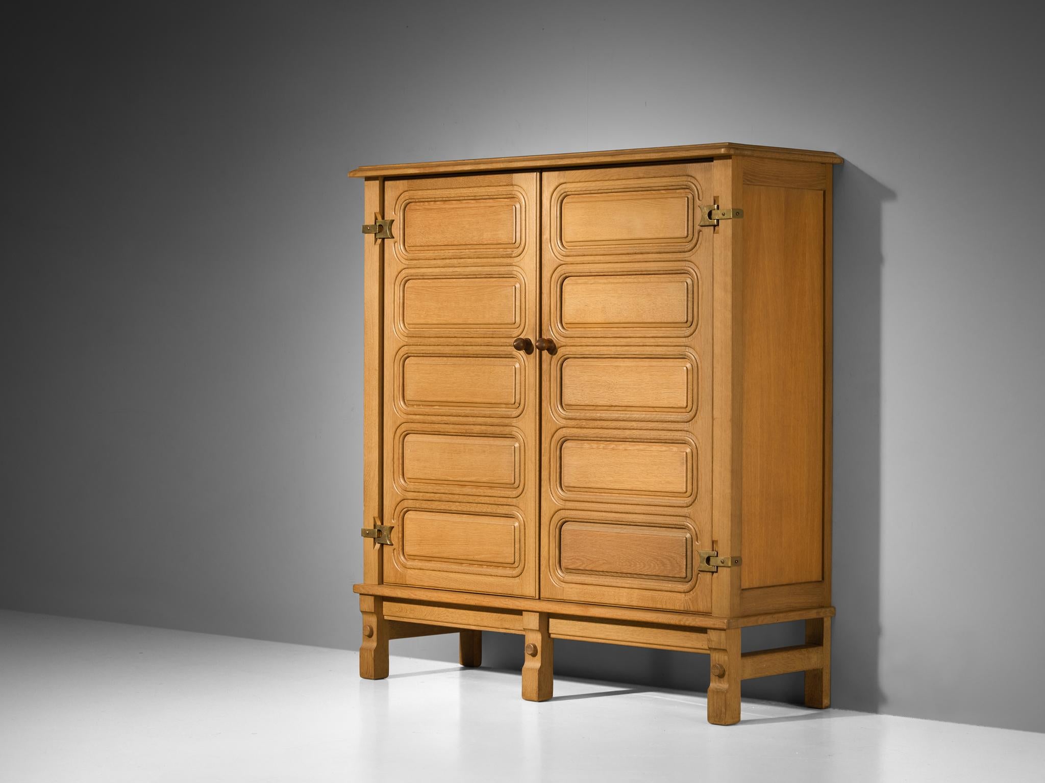 Guillerme et Chambron per Votre Maison, credenza, rovere massiccio tinto, ottone, Francia, anni '60

Questa affascinante credenza di grandi dimensioni è realizzata dal duo di designer Guillerme & Chambron. Questo particolare design è caratterizzato