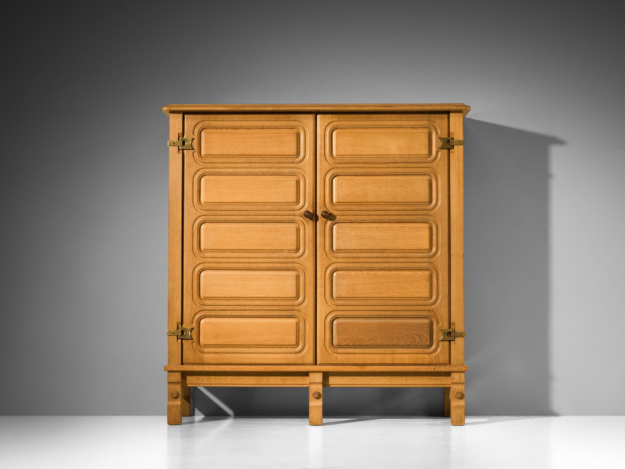 Mid-Century moderno Credenza Guillerme & Chambron in Oak massiccio e ottone in vendita