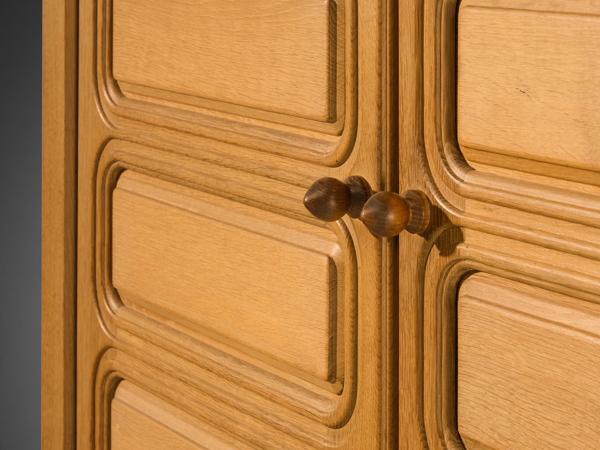 Metà XX secolo Credenza Guillerme & Chambron in Oak massiccio e ottone in vendita