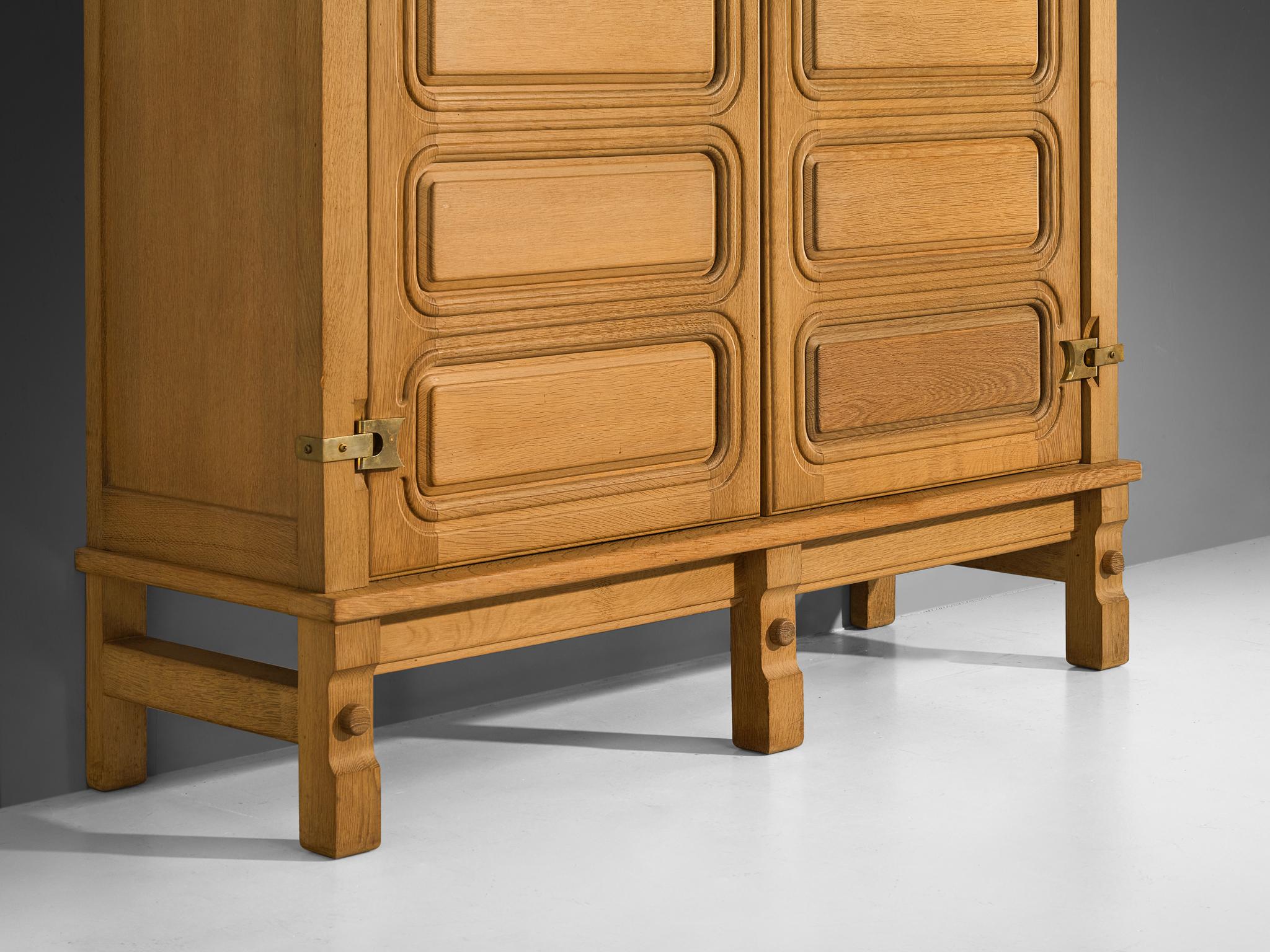 Ottone Credenza Guillerme & Chambron in Oak massiccio e ottone in vendita
