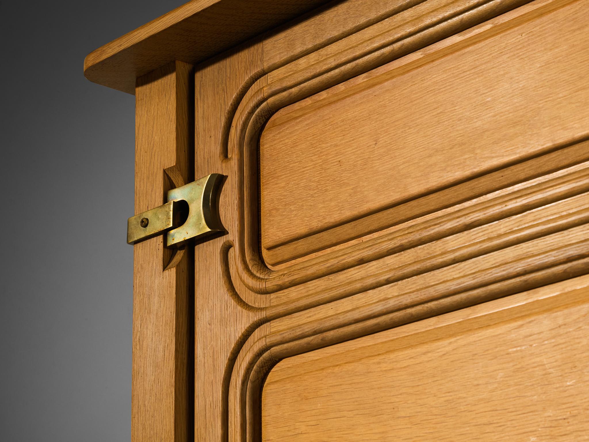 Credenza Guillerme & Chambron in Oak massiccio e ottone in vendita 1