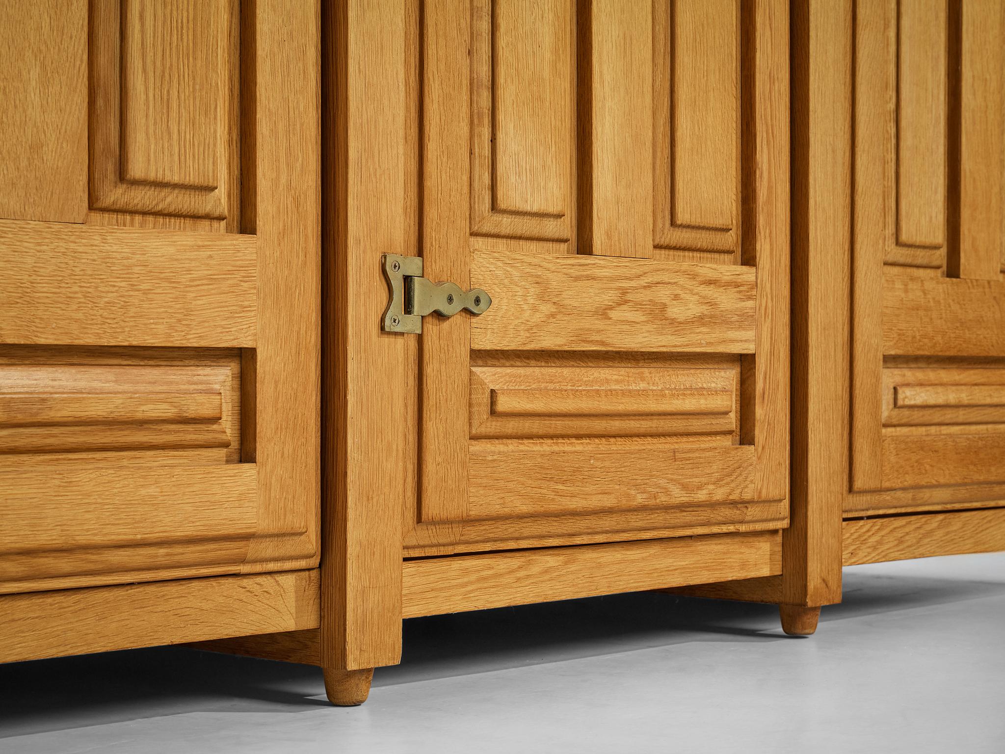 Français Guillerme & Chambron Armoire haute ou armoire en chêne et laiton en vente