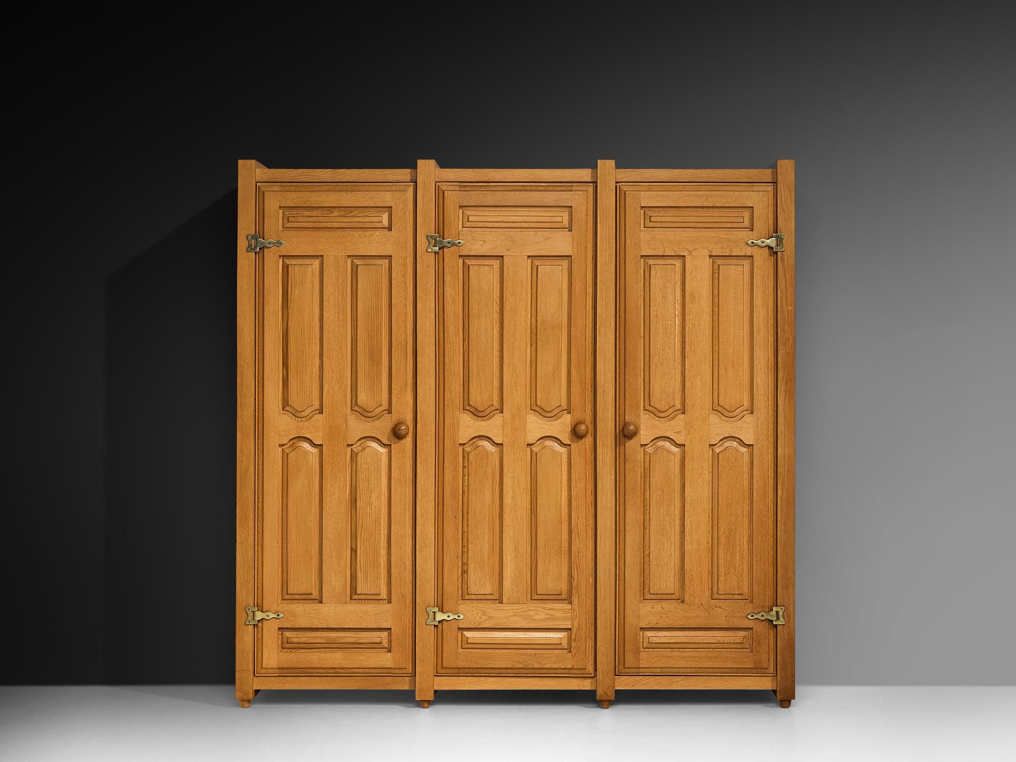 Guillerme & Chambron Armoire haute ou armoire en chêne et laiton Bon état - En vente à Waalwijk, NL