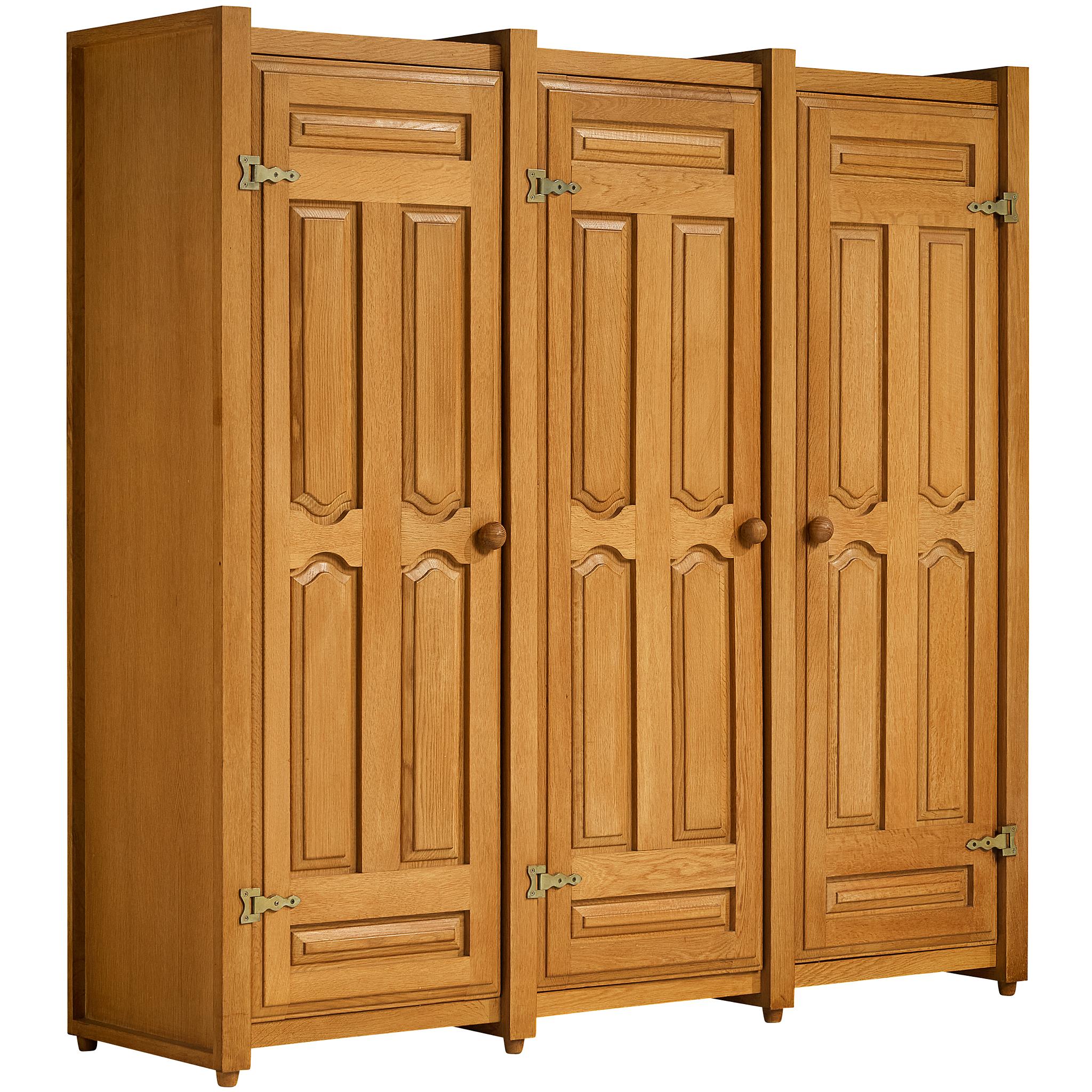 Guillerme & Chambron Armoire haute ou armoire en chêne et laiton en vente