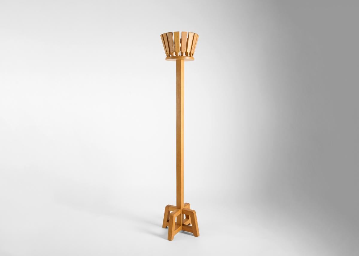 Guillerme & Chambron, Lampadaire Gildas, Lámpara de pie de roble, Francia, c. 1960 Francés en venta