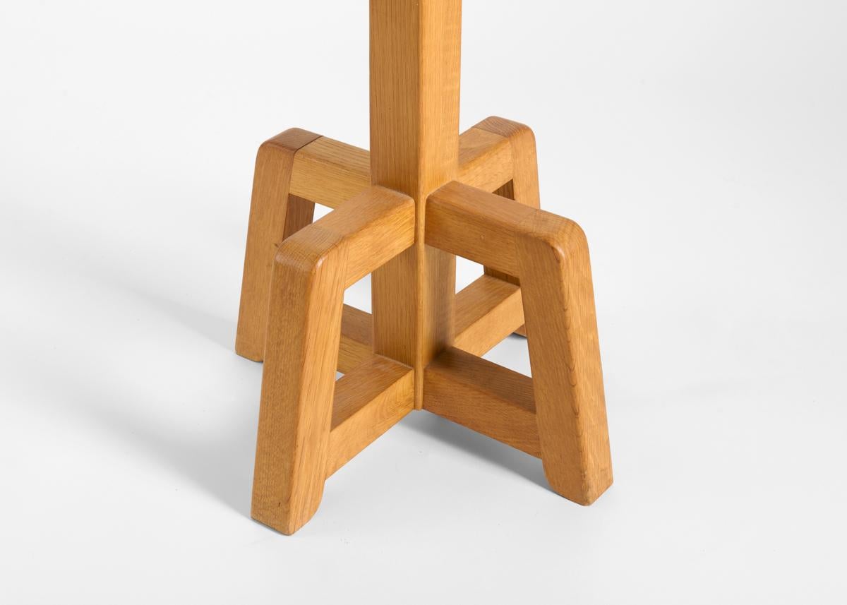Guillerme & Chambron, Lampadaire Gildas, Lámpara de pie de roble, Francia, c. 1960 Glaseado en venta